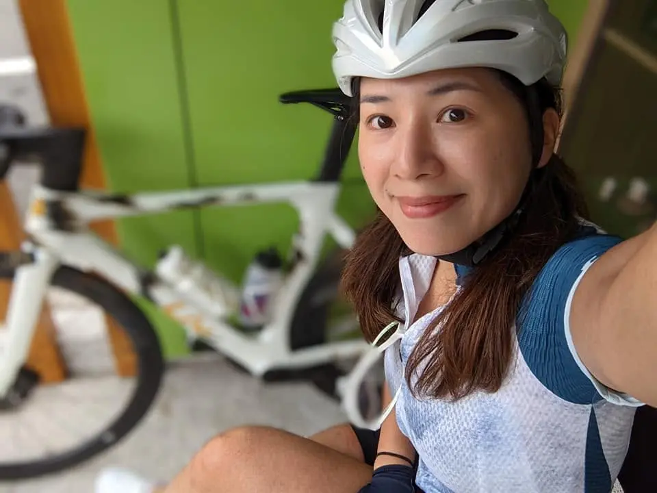 侯湘婷分享,與丈夫騎單車、吃豆花就是夫妻倆的小確幸。(圖/翻攝自侯湘婷臉書)