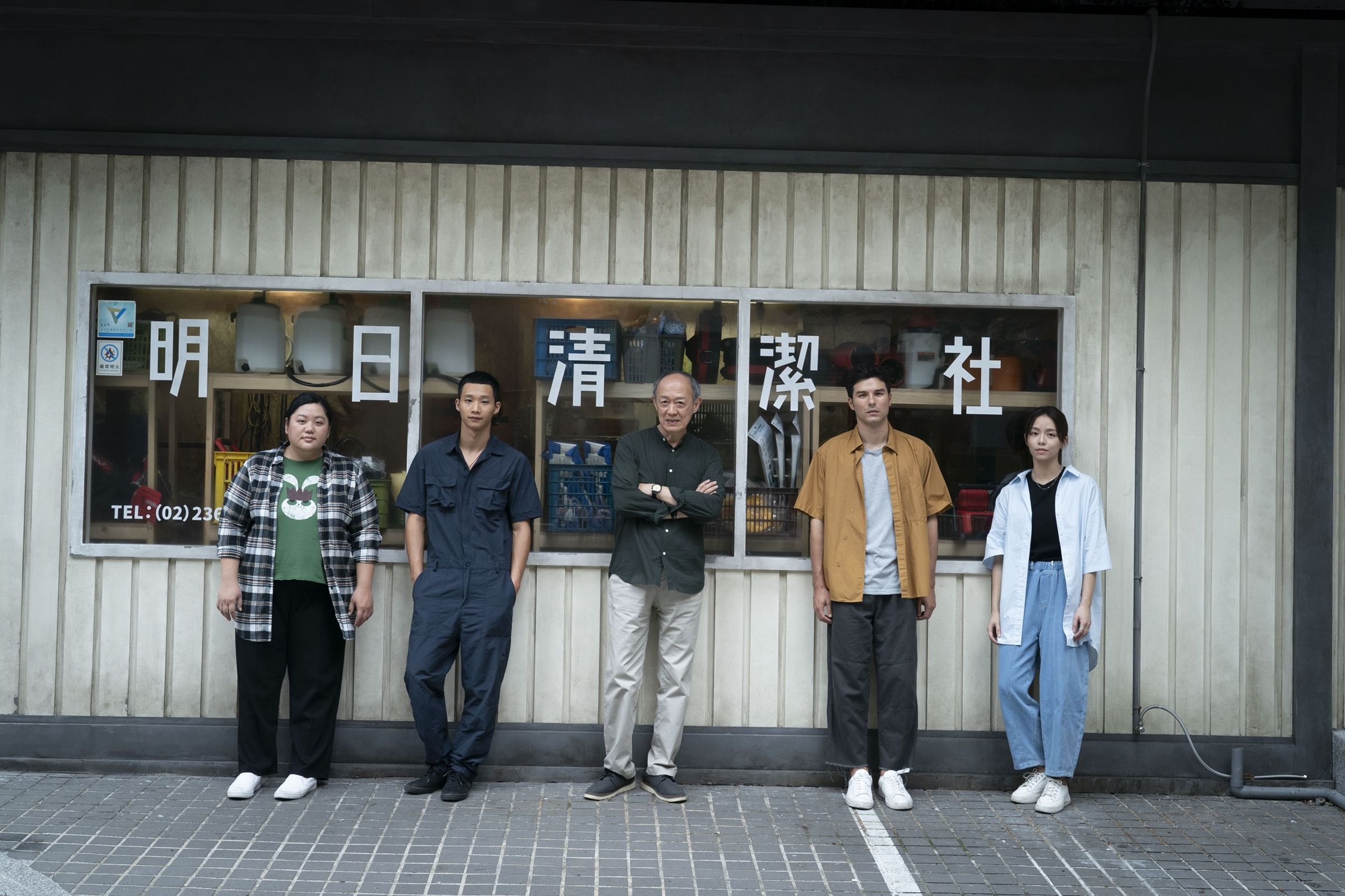 蔡嘉茵、黃冠智、金士傑、鳳小岳、宋芸樺（左起）在《人生清理員》中是專門做特殊現場清理的「明日清潔社」的成員（果陀娛樂提供）