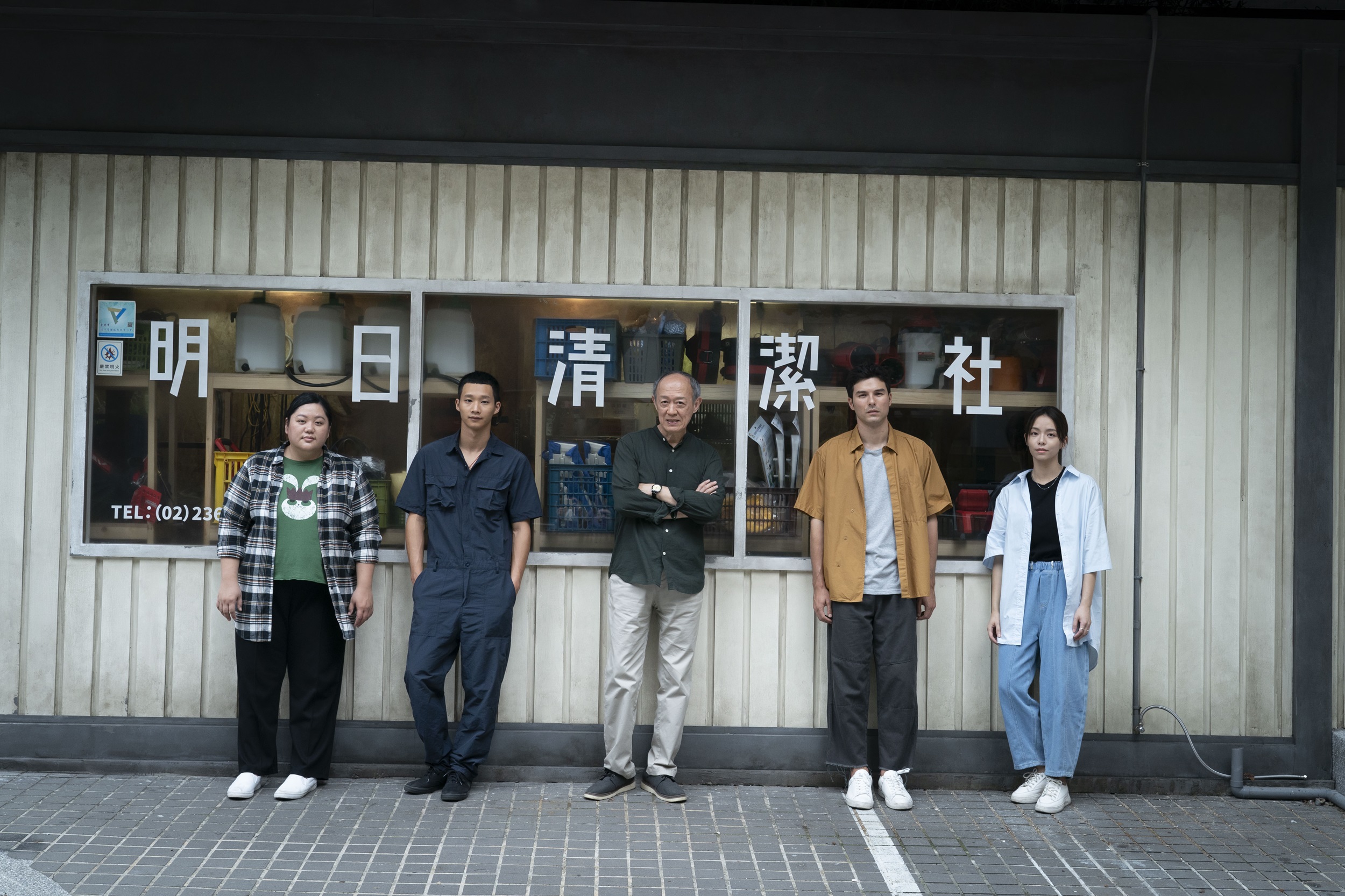 蔡嘉茵、黃冠智、金士傑、鳳小岳、宋芸樺(左起)在《人生清理員》中是專門做特殊現場清理的「明日清潔社」的成員(果陀娛樂提供)