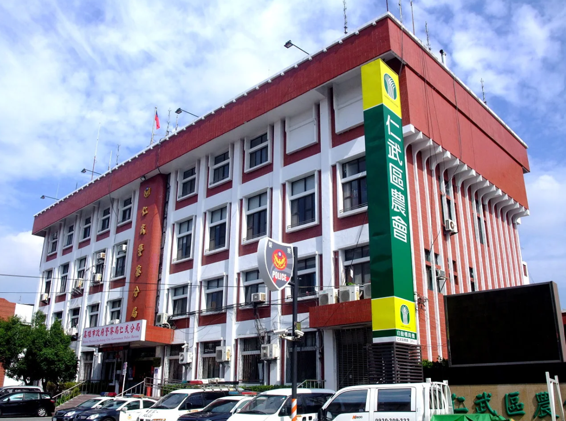高雄市義大醫院今日上午出現一名揮刀的男子，警方聯繫男子親屬時意外揭發男子同居人慘死家中的憾事。（翻攝Google Maps）