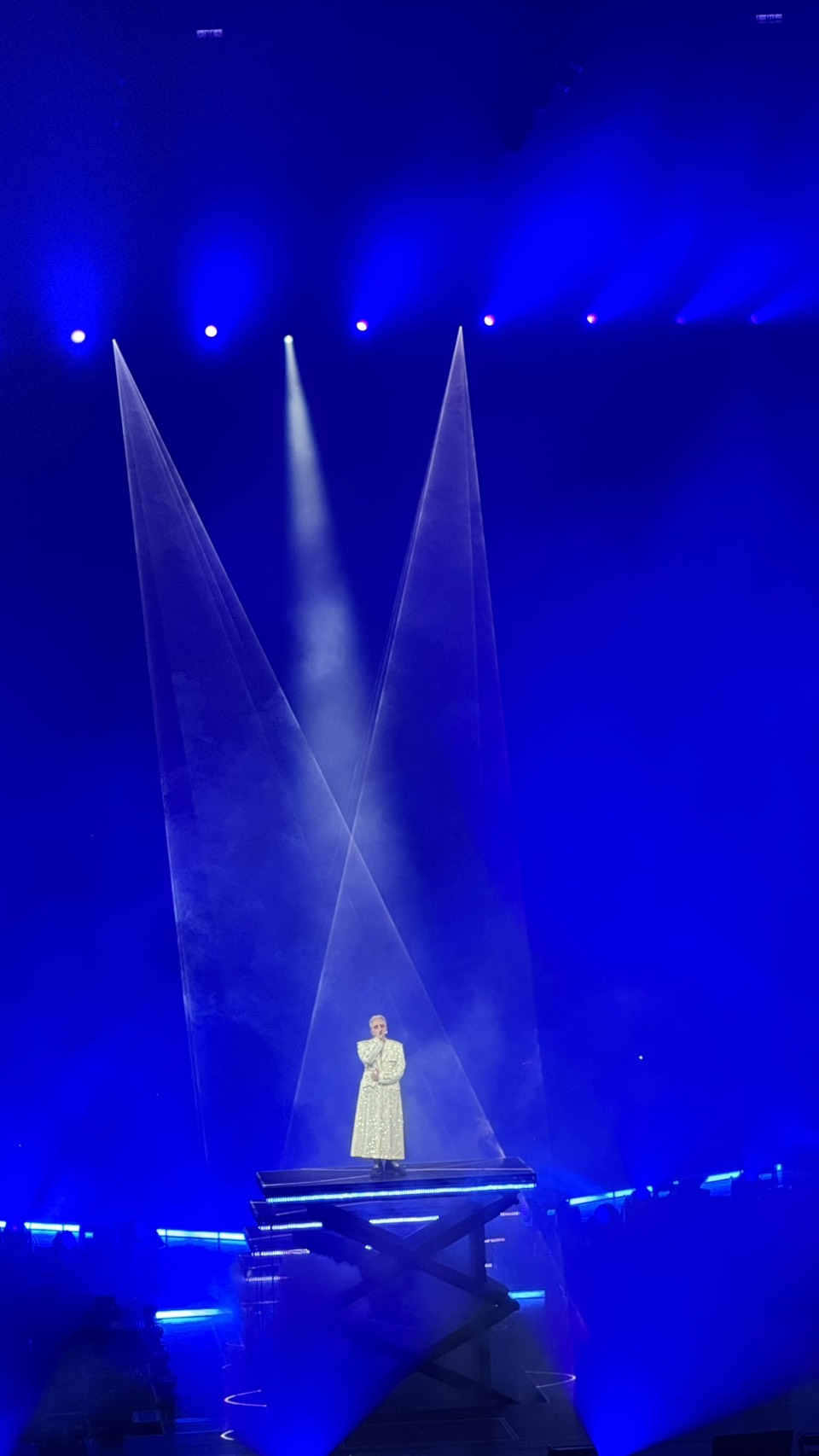 GD演唱會帶來多首夯曲,變換多套造型。(讀者提供)