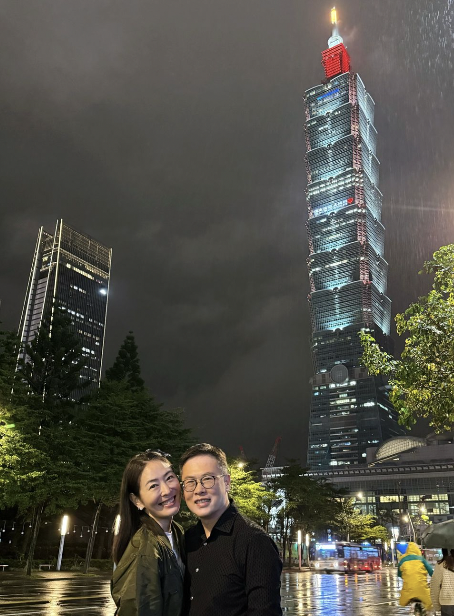 賈永婕(左)和老公在台北101前甜蜜合影。(翻攝自IG@janet_chia_)