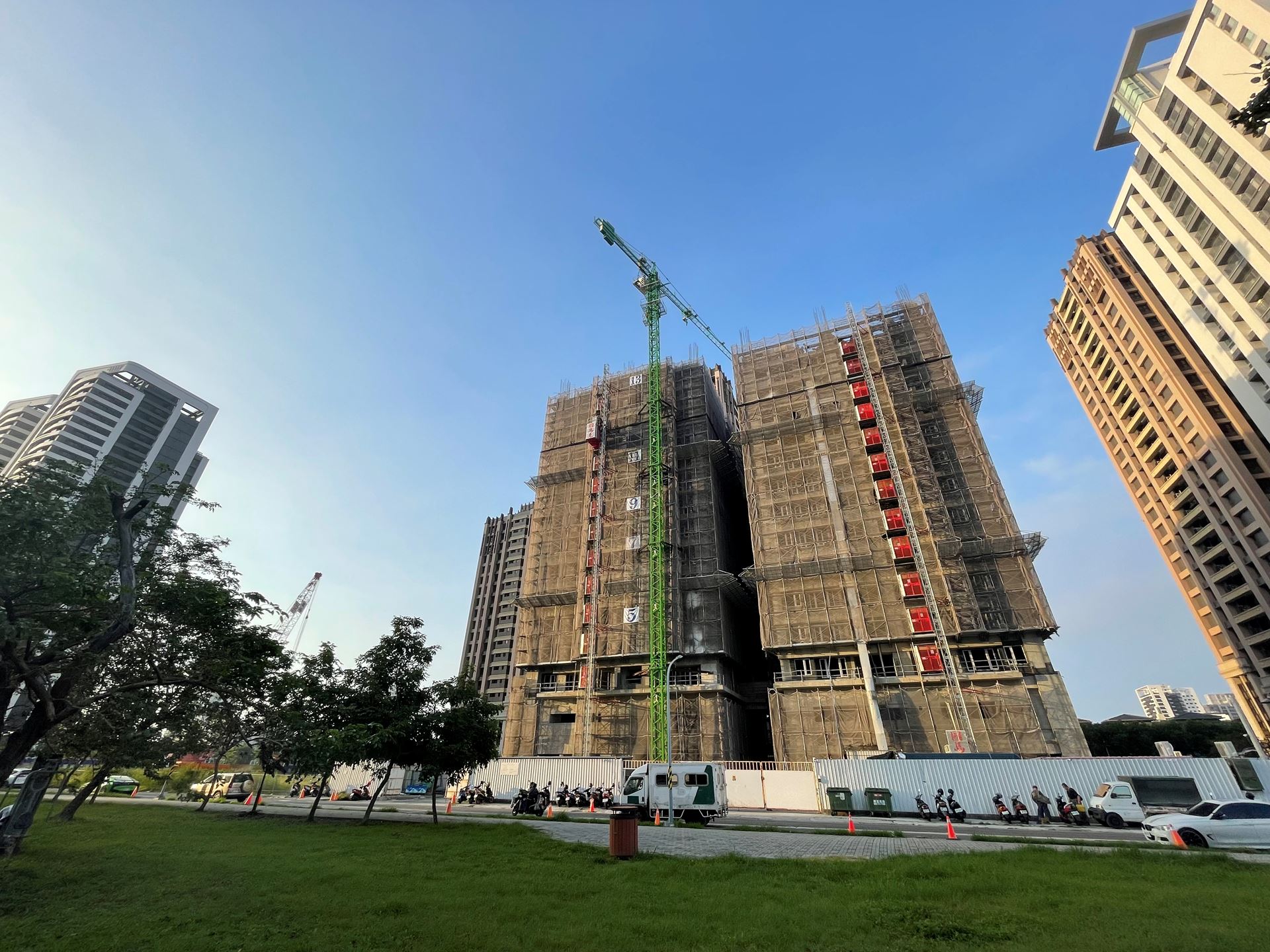 2023年下半年五都預售屋房市回暖，台南2023H2預售屋交易量較H1減少32%，成唯一負成長的直轄市(房市示意圖)。