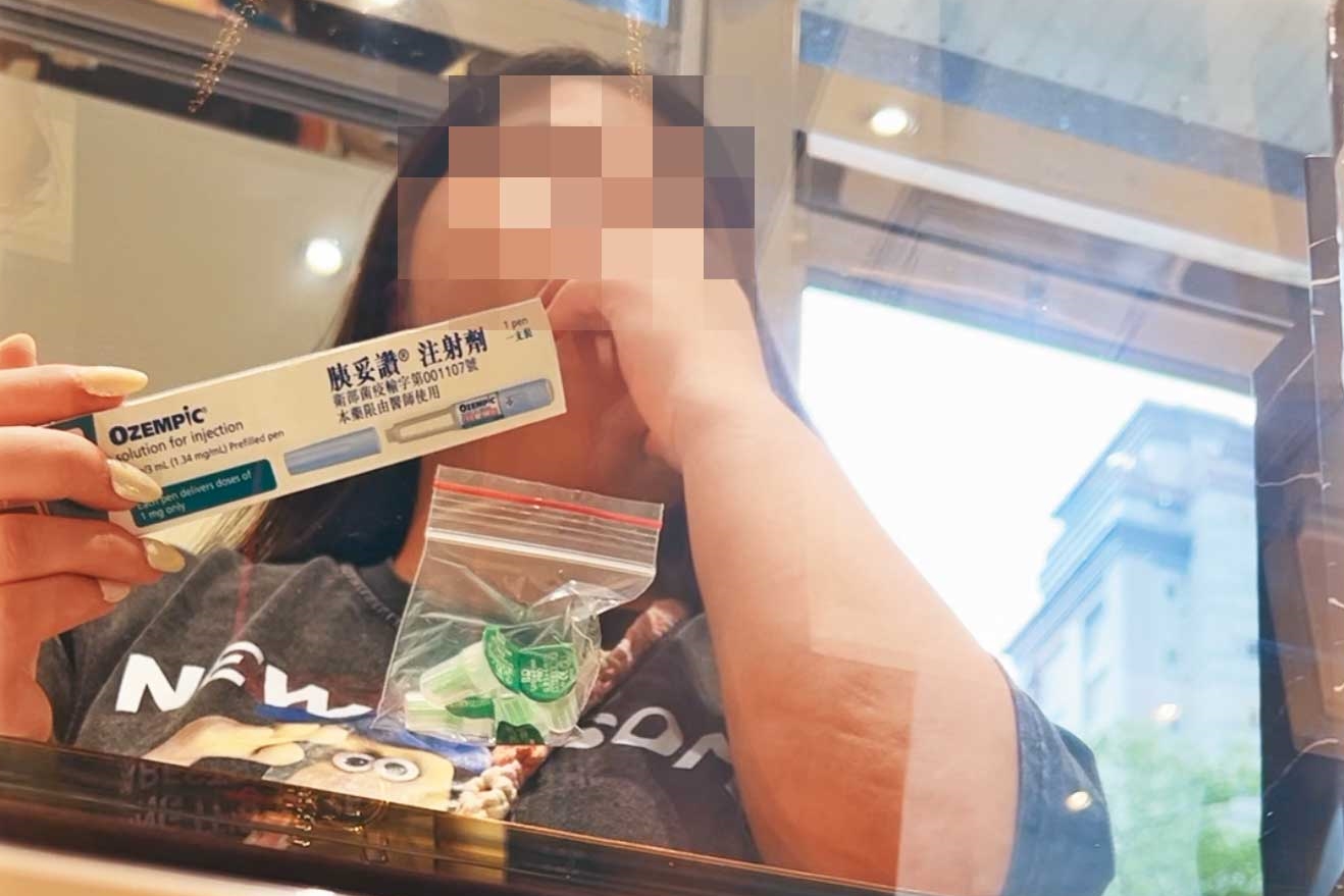 袁曼軒要記者到精品會館面交減肥針劑，並由員工（圖）教授施打方法。