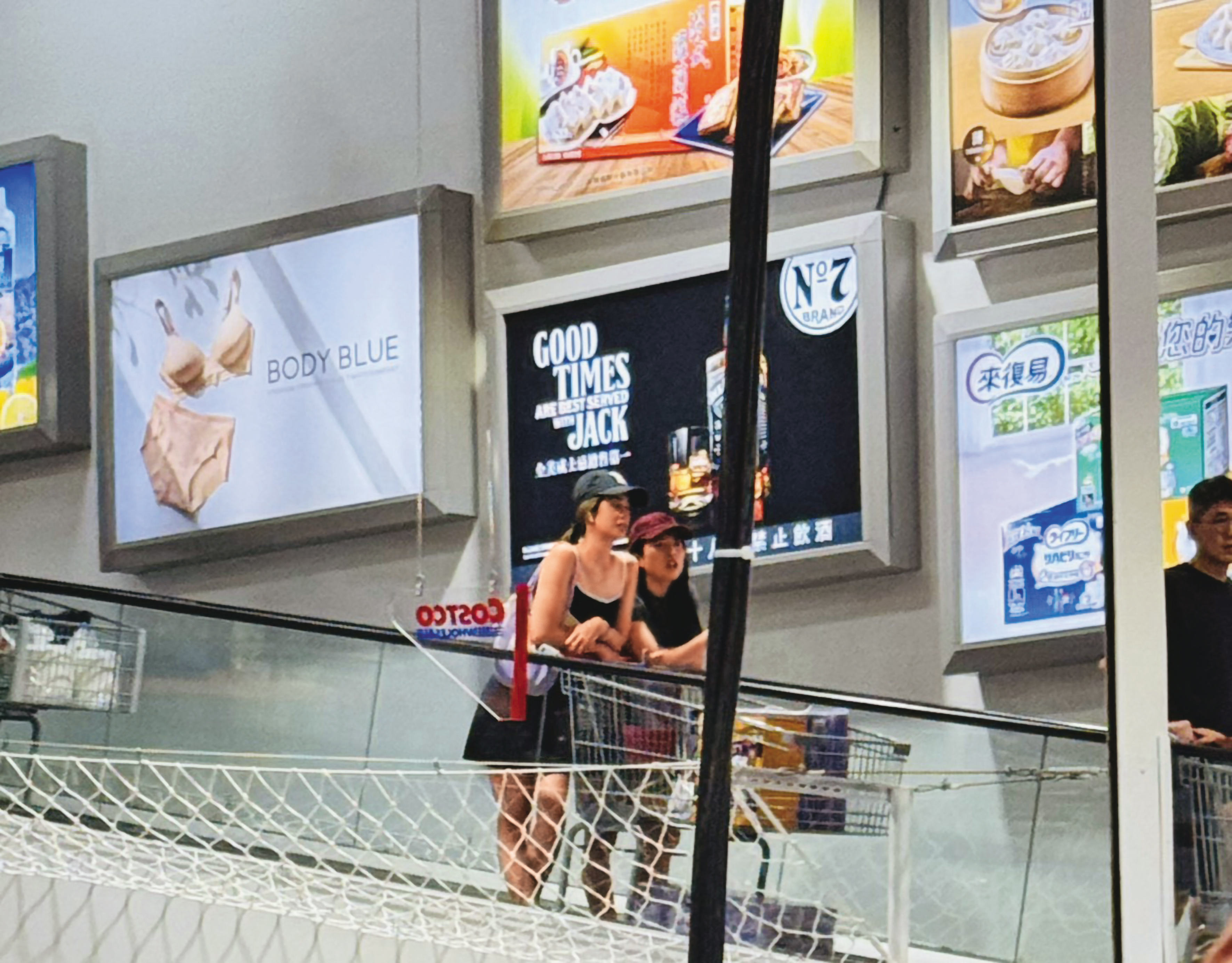 9月26日下午5點左右，莫允雯（左）和女性友人（右）現身台北內湖的大賣場購物，看起來十分悠閒。