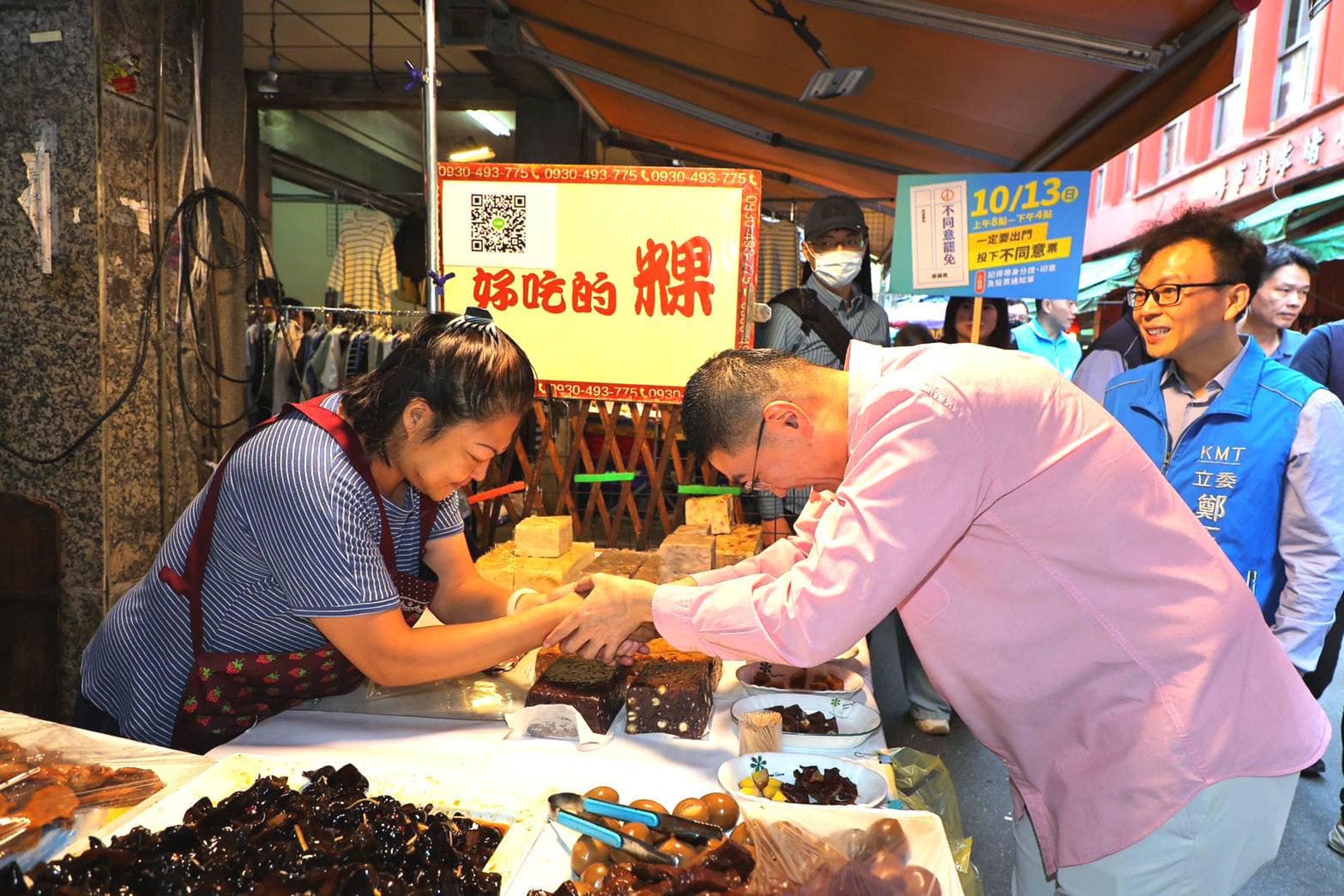 基隆市長謝國樑的罷免案投票即將在週日13日舉行,他今日請假上街拜票。(翻攝Facebook@謝國樑)