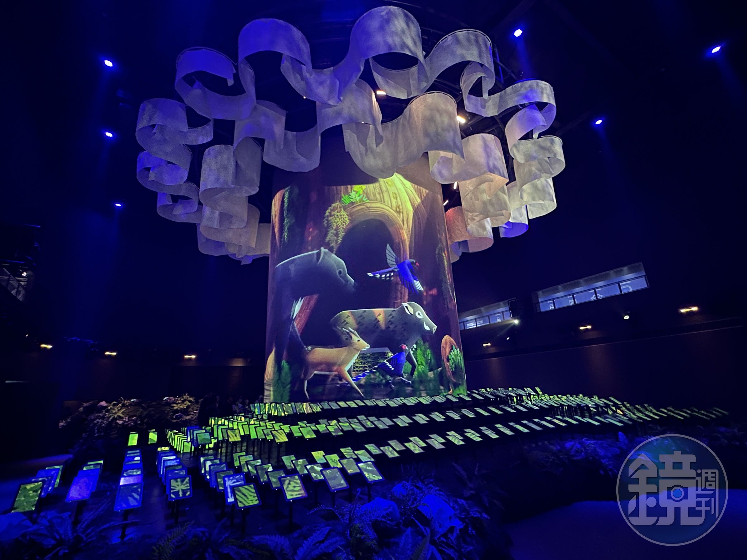 TECH WORLD館的生命劇場以560台互動裝置、巨型投影與燈光音效,打造出關於台灣生物多樣性的沉浸式體驗,榮獲世界博覽會奧林匹克評選最佳展示獎銅牌。