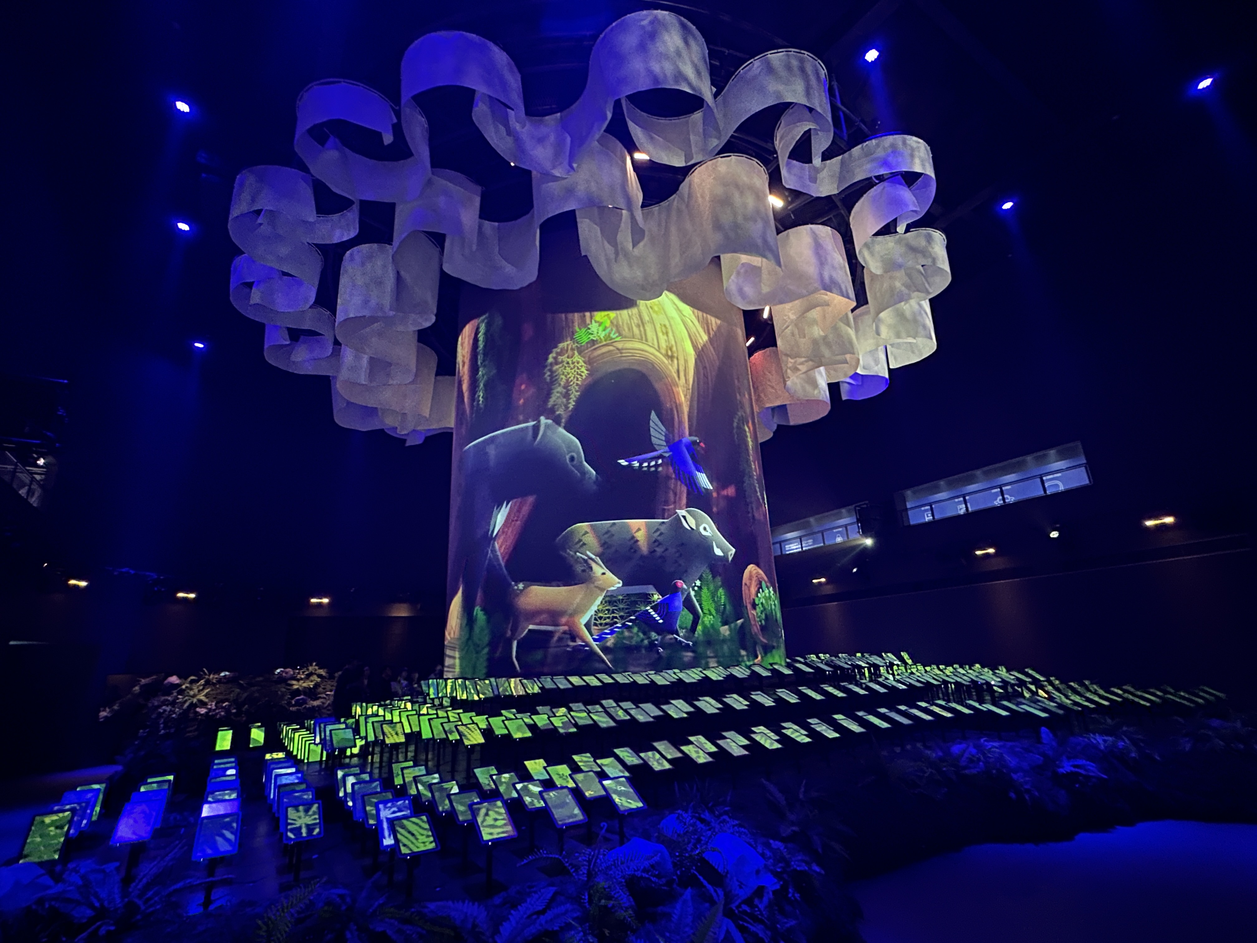 TECH WORLD館的生命劇場以560台互動裝置、巨型投影與燈光音效，打造出關於台灣生物多樣性的沉浸式體驗。