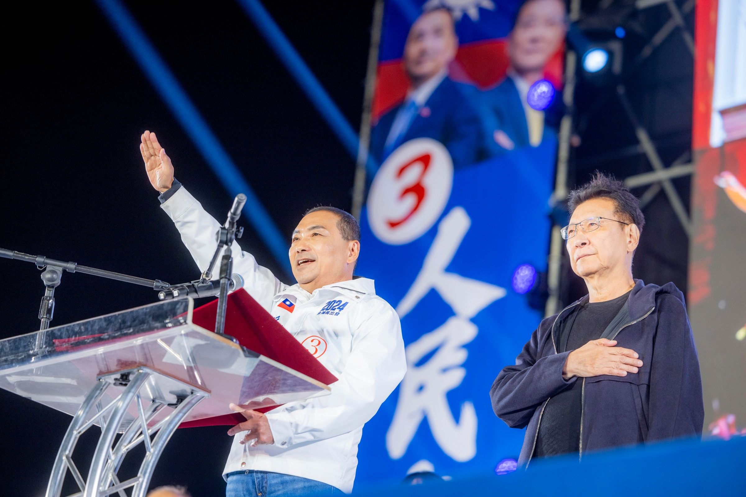 國民黨總統候選人侯友宜昨(8日)晚在台中造勢,在支持者面前「模擬總統宣誓就職」。(翻攝自侯友宜臉書)