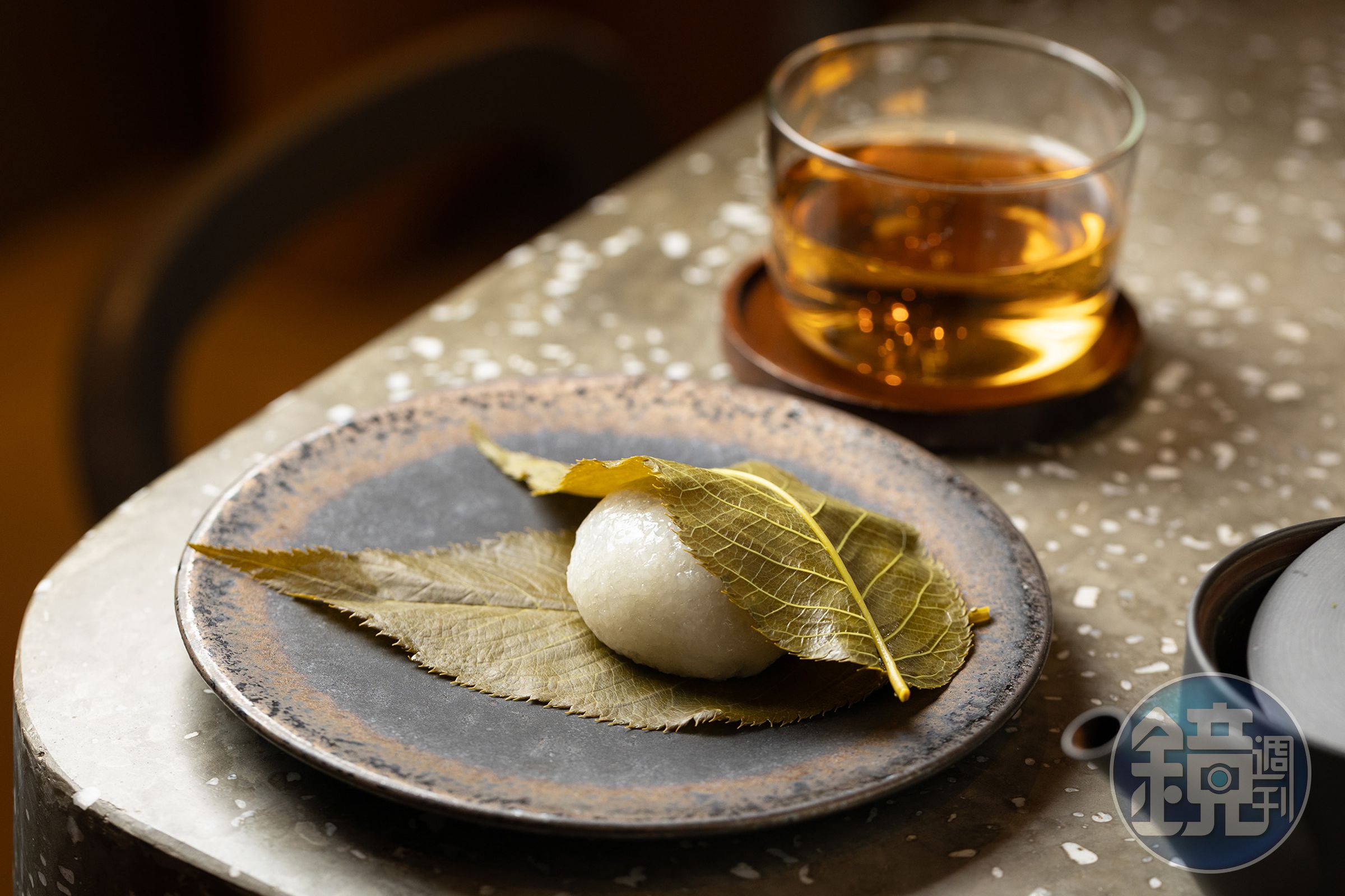 「櫻餅」以軟糯外皮包覆香甜豆餡，包覆畫龍點睛的鹽漬櫻葉，讓味蕾品嘗到春天的美好滋味。（前，130元／個）