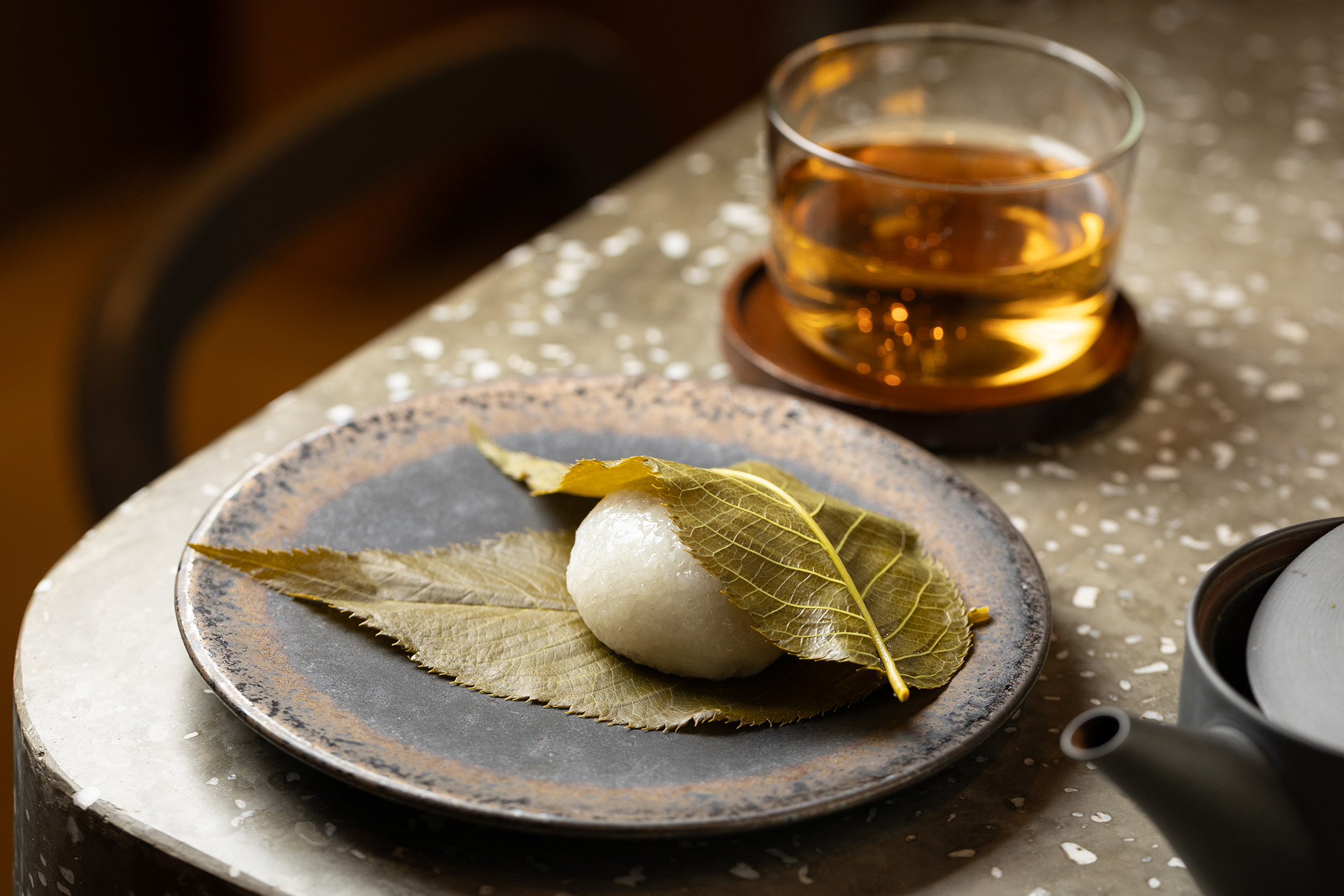 「櫻餅」以軟糯外皮包覆香甜豆餡，包覆畫龍點睛的鹽漬櫻葉，讓味蕾品嘗到春天的美好滋味。（前，130元／個）