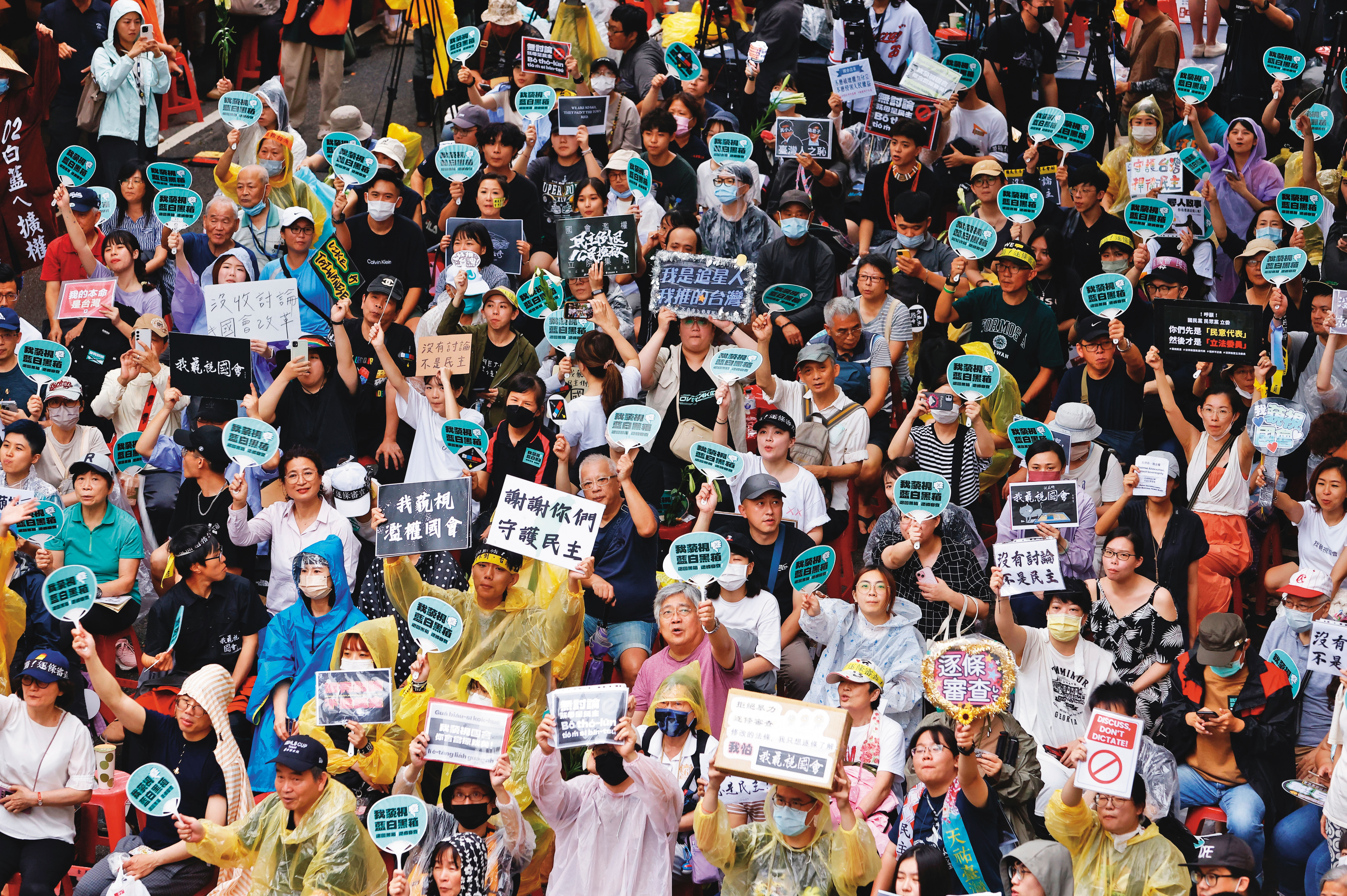 青鳥行動匯聚了不同世代的台灣人集結抗議，手舉牌充滿各式各樣創意口號。