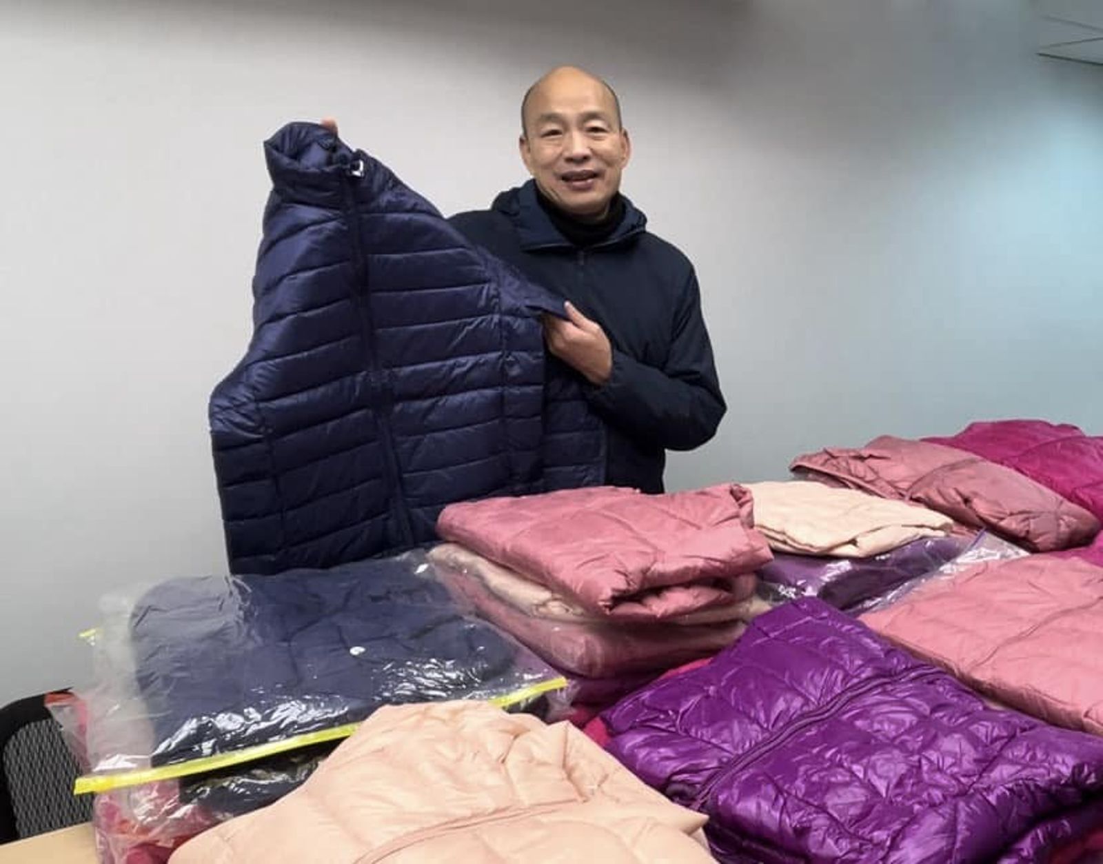 韓國瑜訂購了1,000件羽絨衣要替弱勢長輩送暖。（圖／翻攝自韓國瑜臉書）