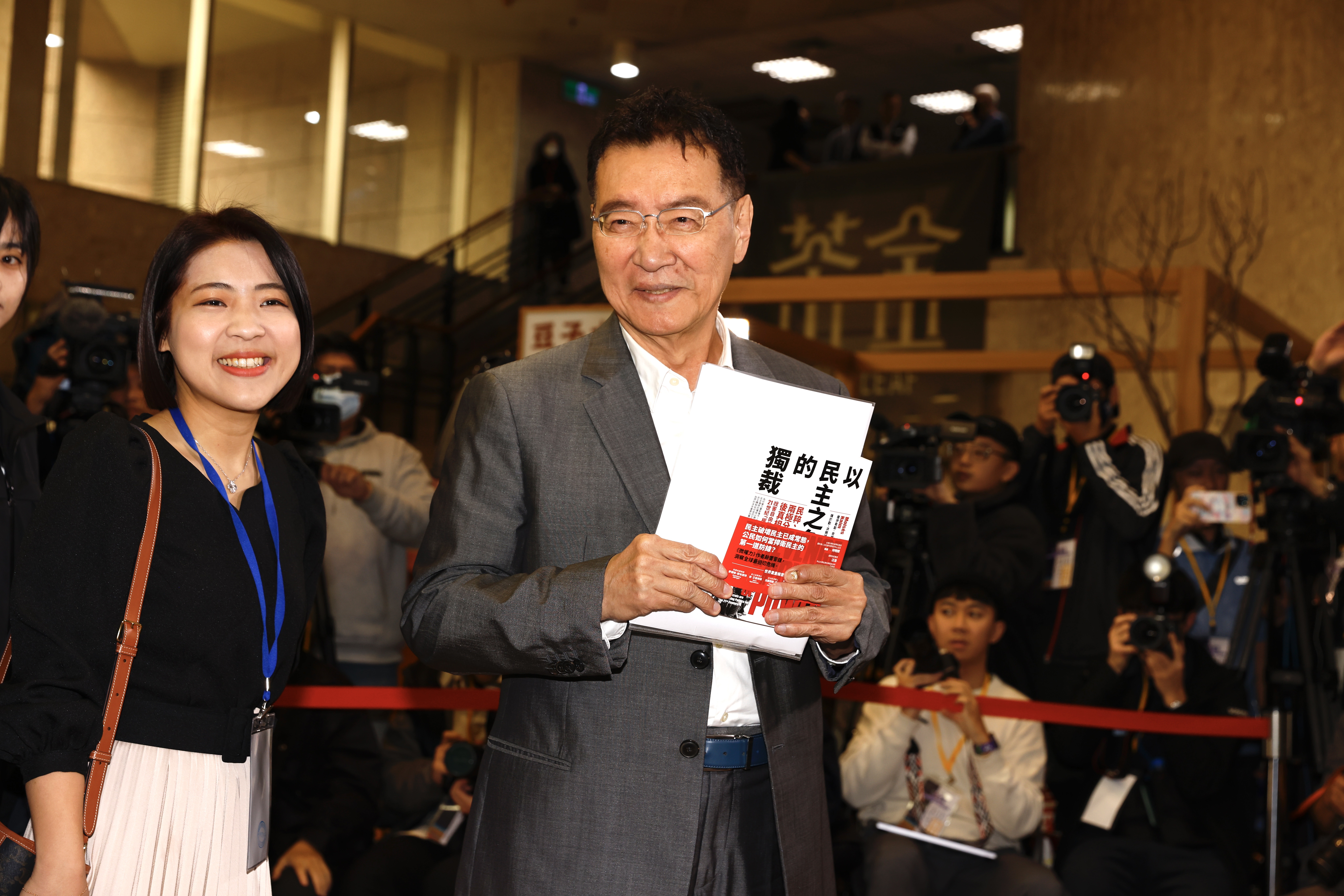 趙少康於第一輪申論環節中，當場辭去中廣董事長一職。