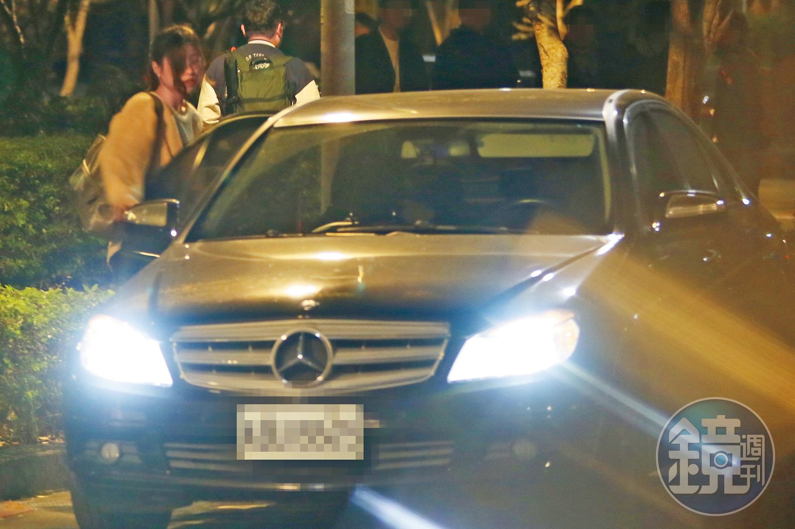 除了BMW男之外，柳柳平常出入有爸爸幫忙當司機，呈現父女情深的一面