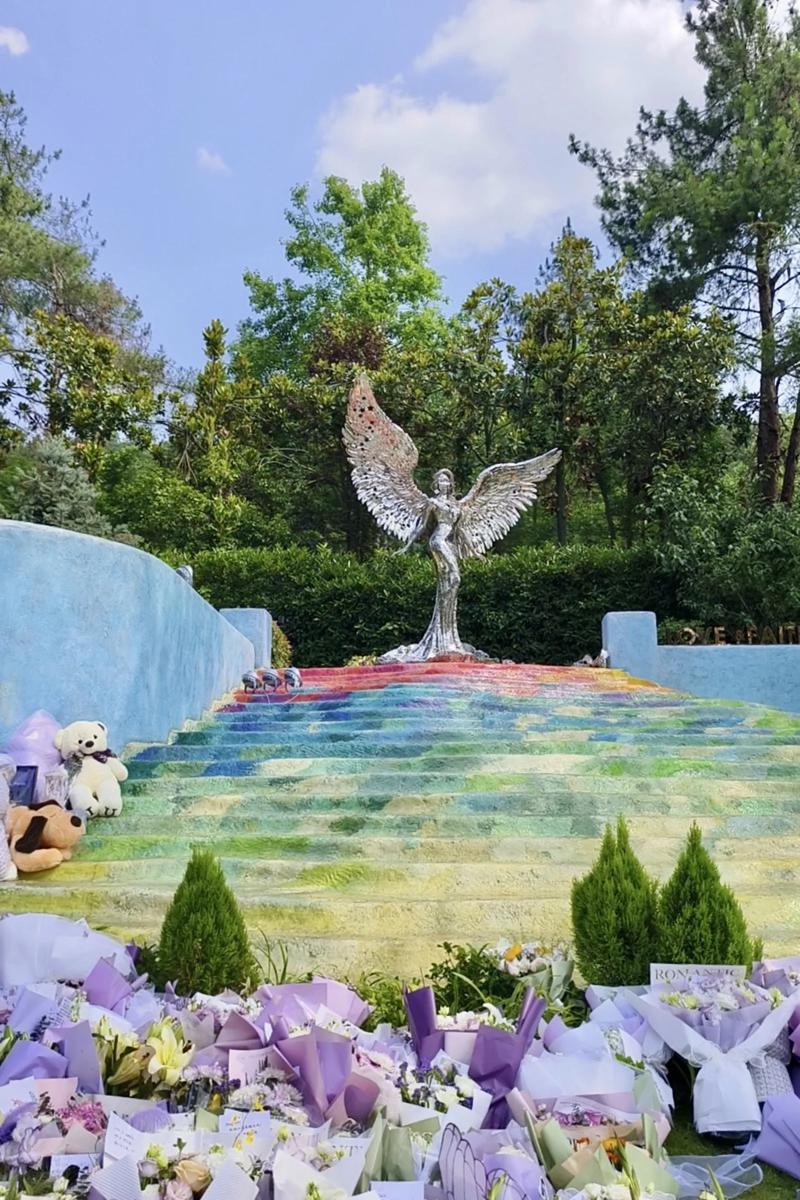  李玟去年墓園落成時，景象平靜肅穆。（李玟家人提供）