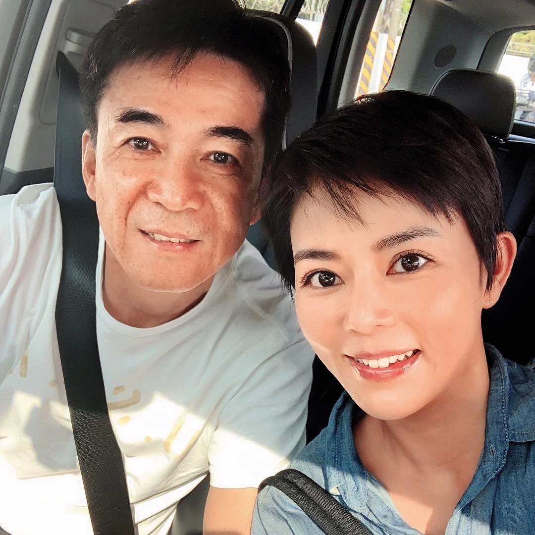 王為（左）執導民視的《女兵日記》，女主角劉香慈（右）還曾上傳兩人合照至臉書。（翻攝自劉香慈臉書）