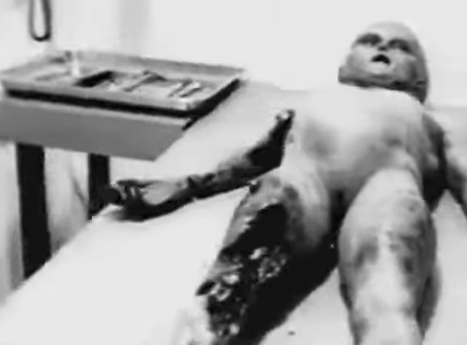 影片可見生物受損的肢體細節，當年曾被許多觀眾視為「外星人存在」的鐵證。（翻攝 RadioRaider YouTube頻道）