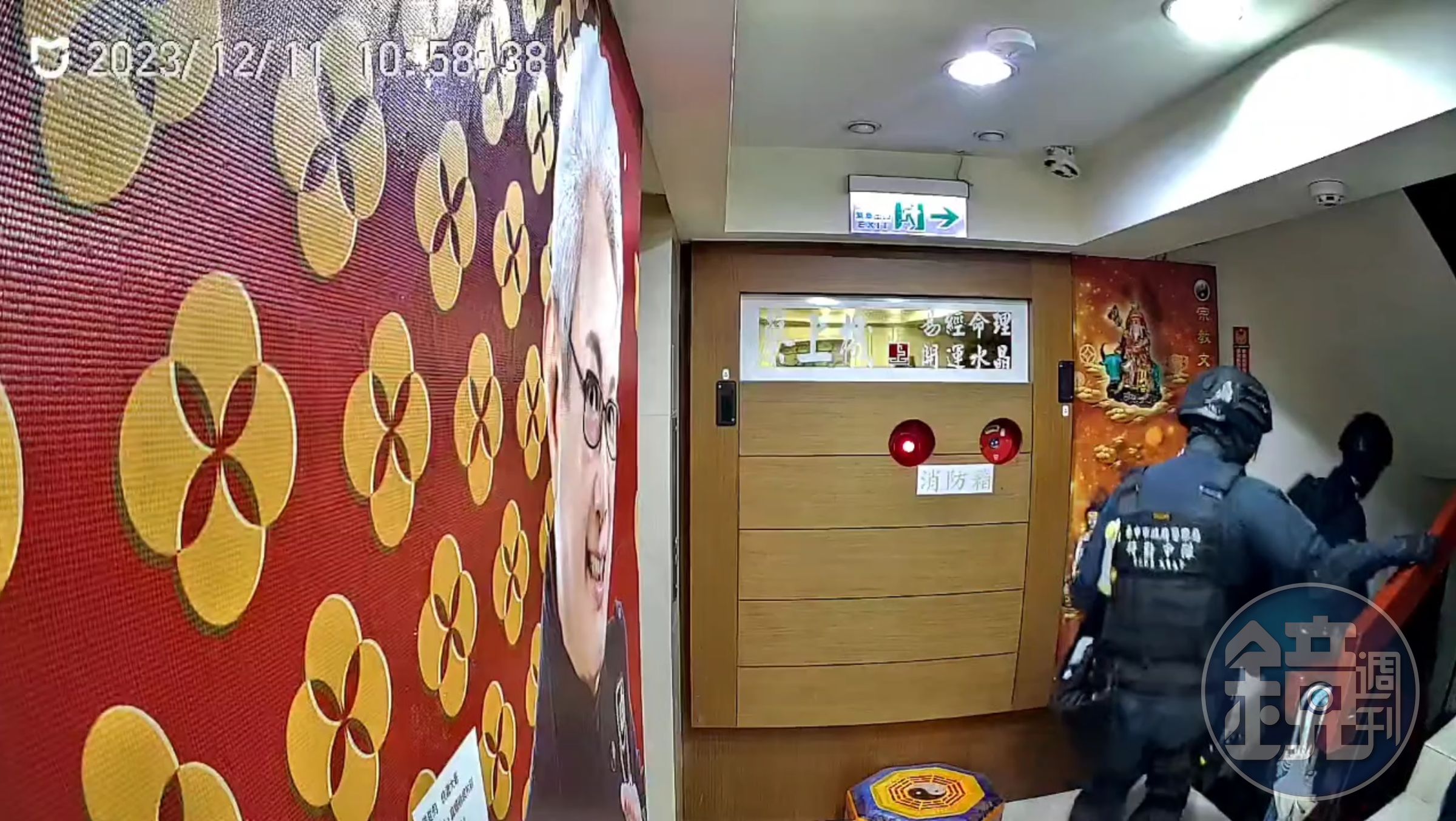 詐團隱身在人聲鼎沸的台北市忠孝東路商辦大樓,其樓上正是知名命理大師蔡上機辦公室。圖為專案小組搜約前經過蔡上機辦公室。(讀者提供)