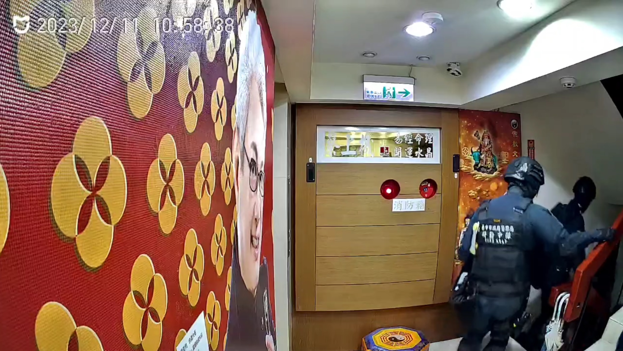 詐團隱身在人聲鼎沸的台北市忠孝東路商辦大樓，其樓上正是知名命理大師蔡上機辦公室。圖為專案小組搜約前經過蔡上機辦公室。（讀者提供）