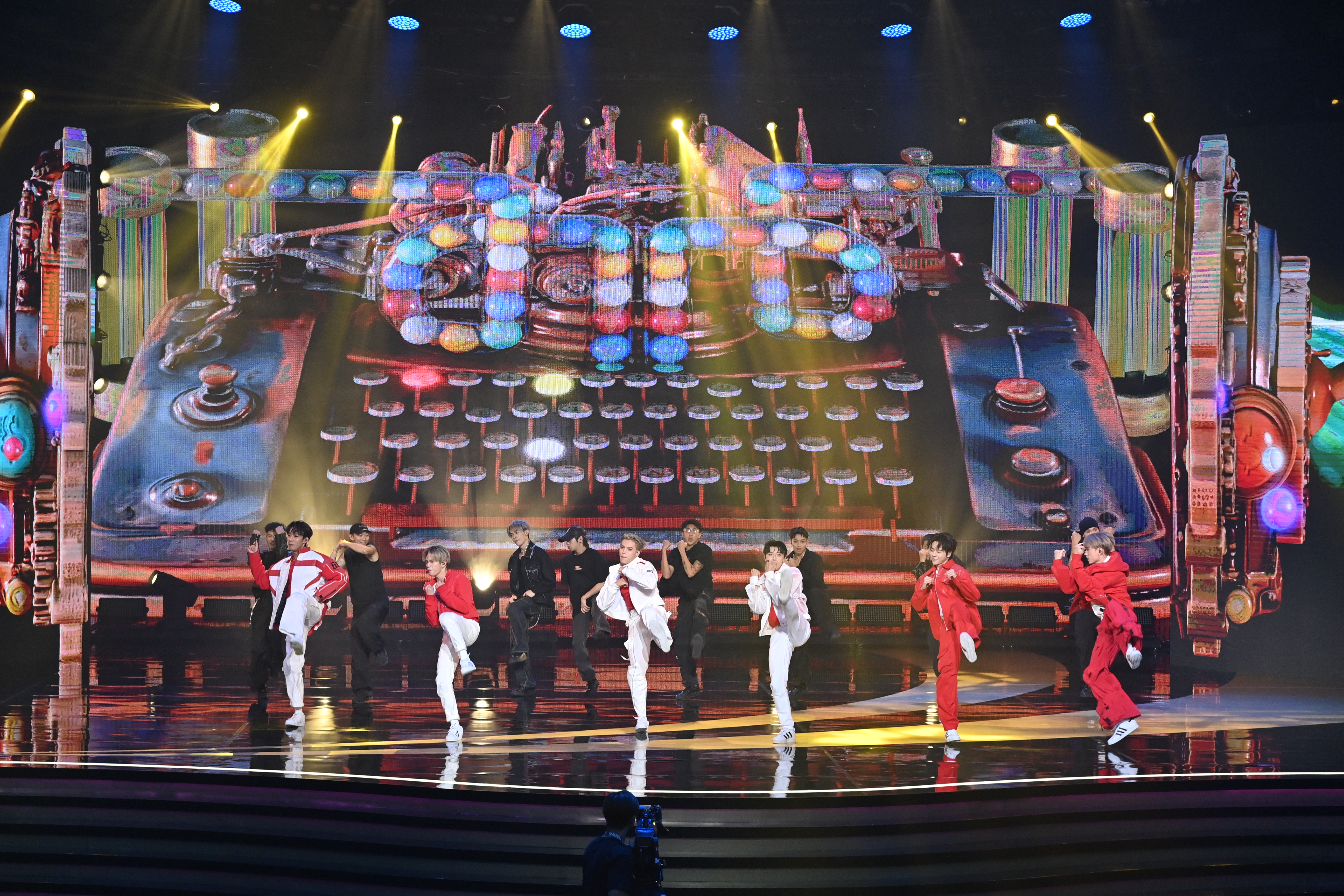 Ozone跟競技啦啦隊「MONSTER」合作，帶來「夢想製造機」開場表演。（三立提供）