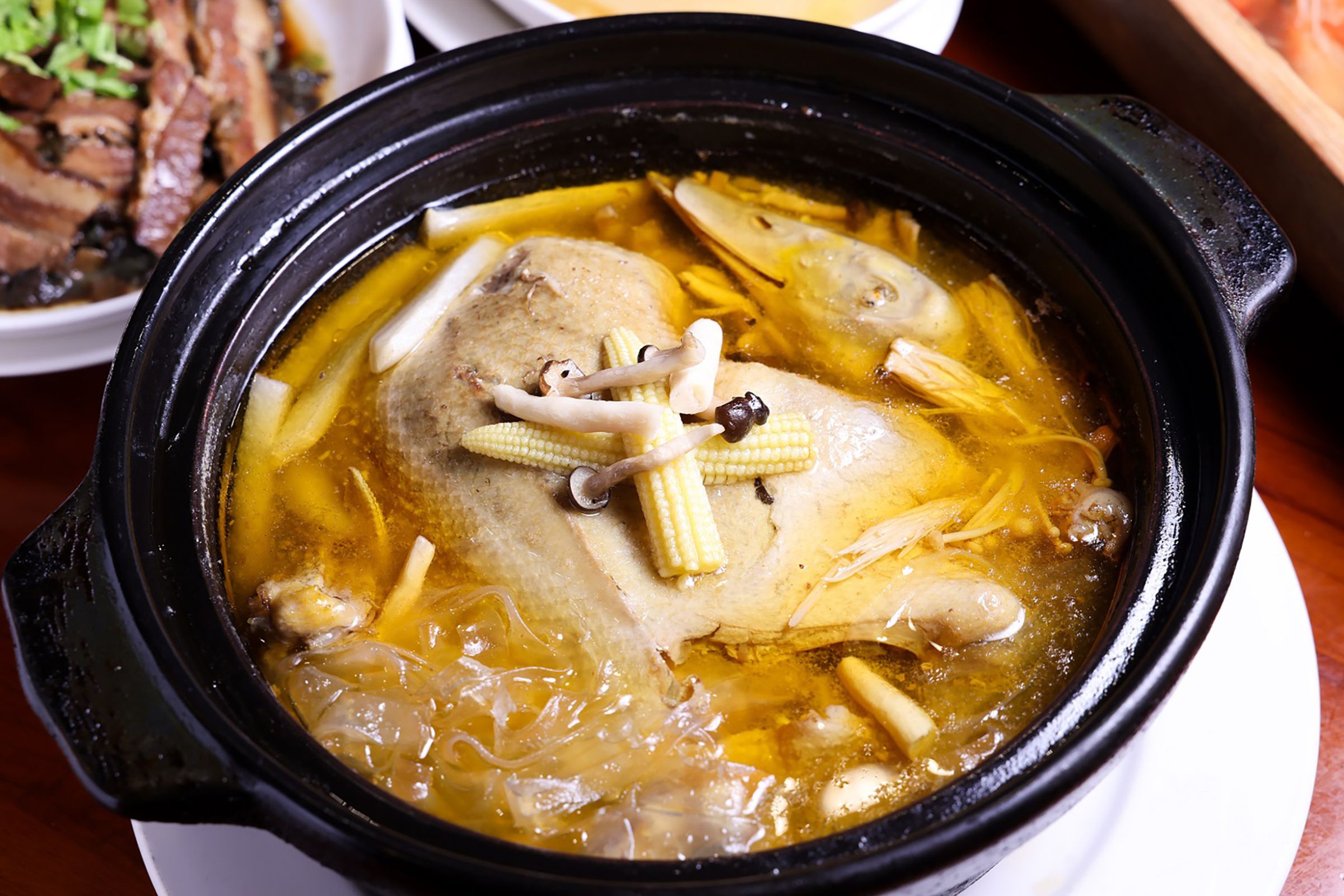 「八方園百年三合院景觀客家餐廳」今年在「桃園客家星級美食推薦」獲得六星肯定，將客家菜從常見的熱炒，推向強調手藝的合菜宴席。（桃園市客家事務局提供）