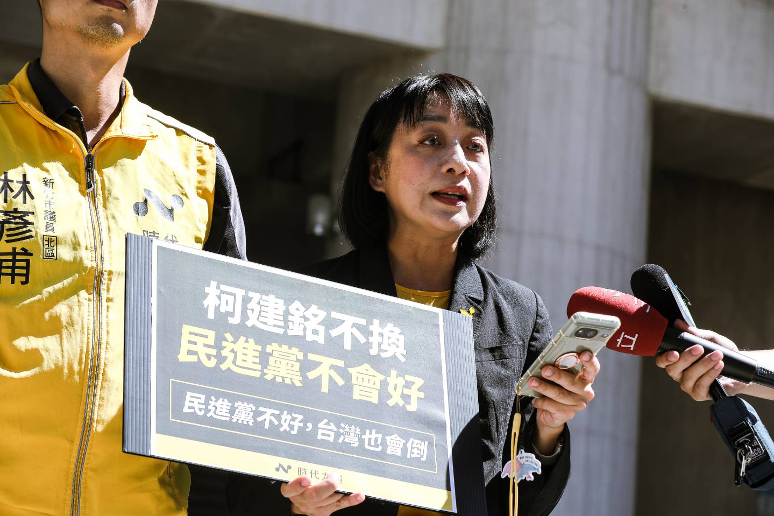 時代力量黨主席王婉諭今po文，呼籲柯建銘不要戀棧權位，「若你真心在乎台灣民主，那麼，此刻離開舞台、下台一鞠躬」。（鏡報鄒保祥攝）