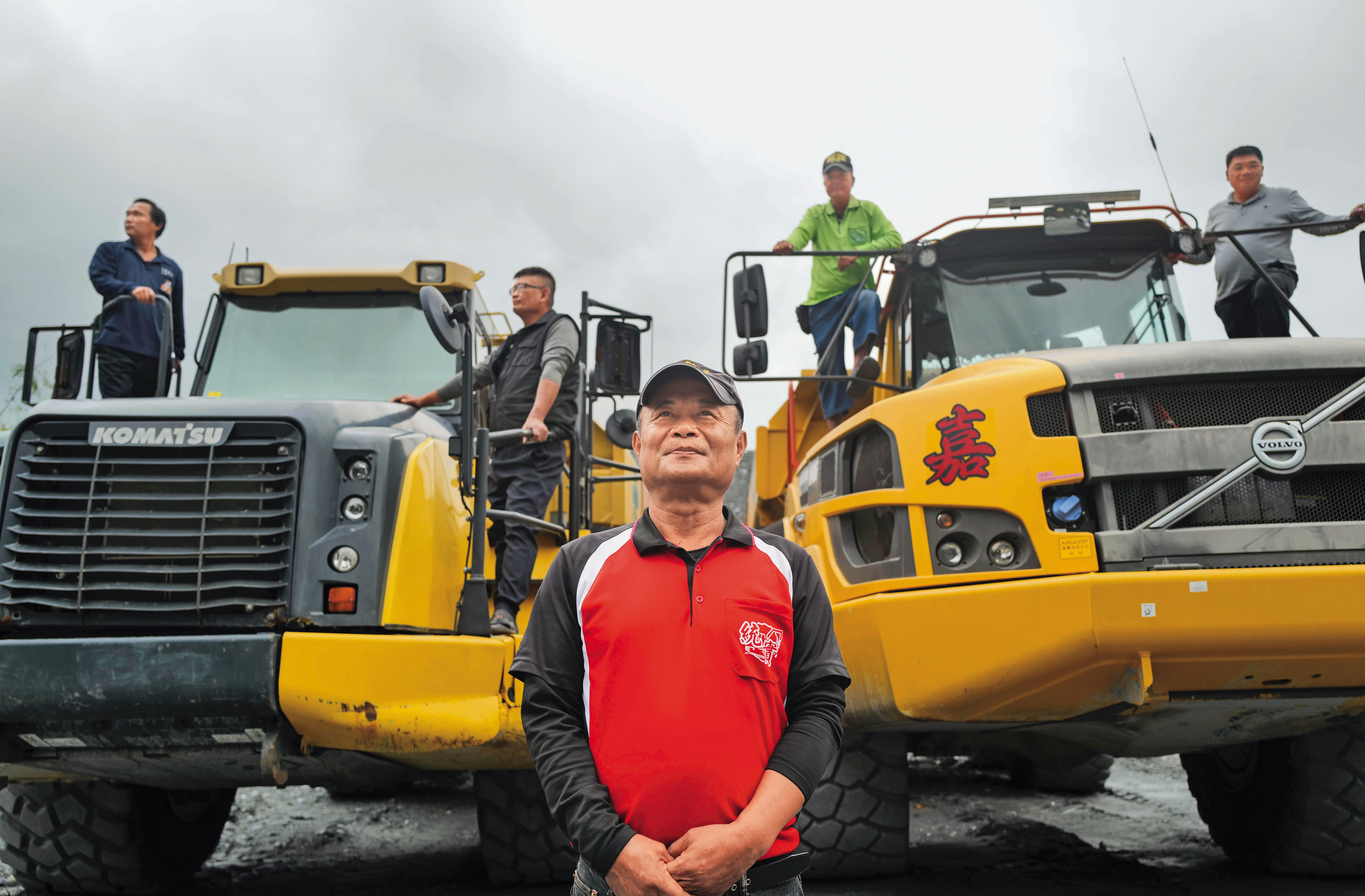 周天榮(中)與後勤團隊,什麼都點得到。後期以直升機吊掛運送油料與物資時,斤斤計較重量,不能超重又盡可能裝到極限。