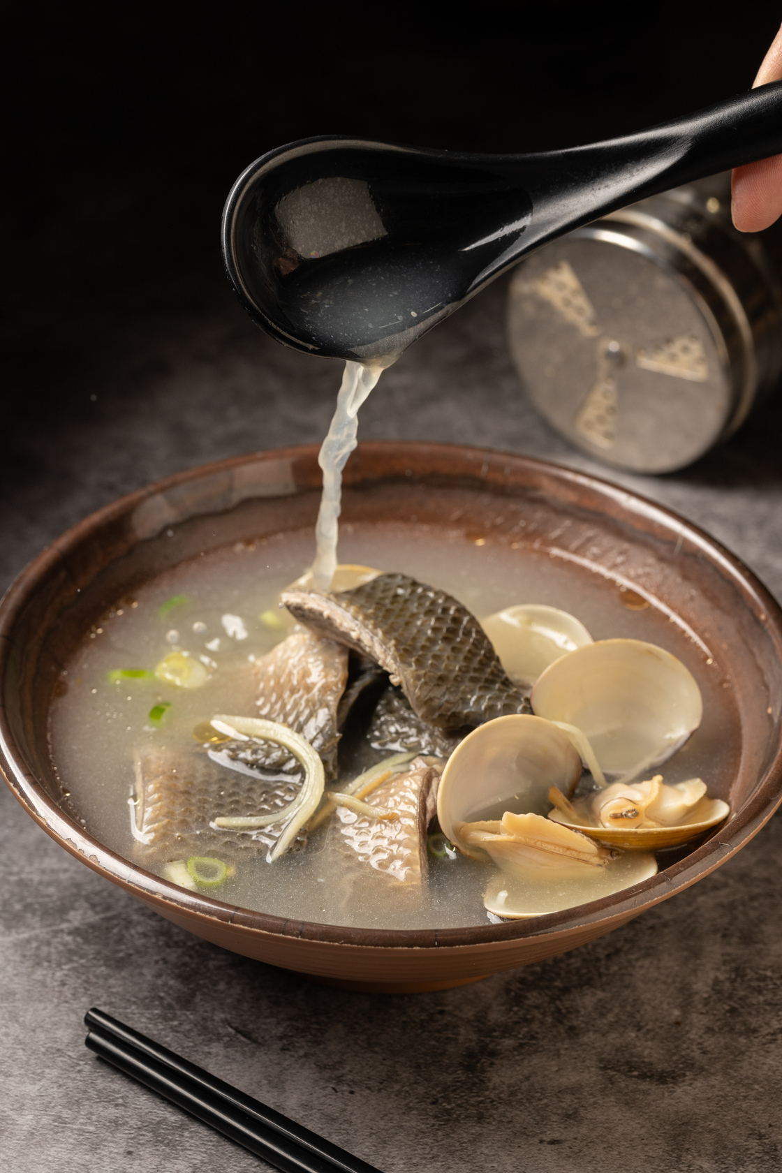 老闆推薦的魚皮湯，亦可搭配其他海味，我點的是「魚皮蛤蜊湯」。（120元／份）