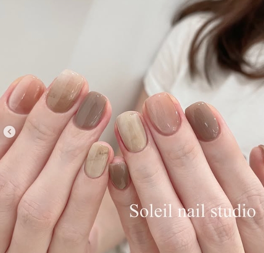 摩卡慕斯與米色、灰粉色融合，形成柔和慵懶色調。（instagram ＠soleil___nail）