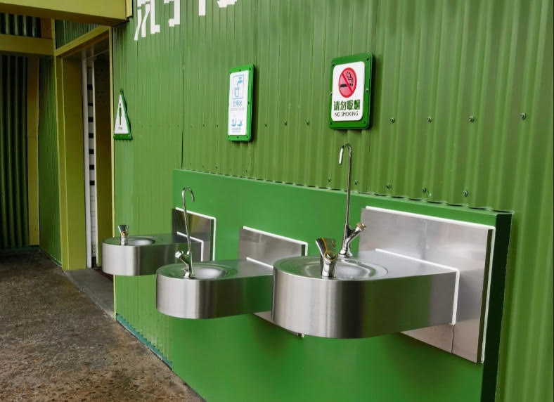 上海迪士尼傳出有遊客家長抱小孩，直接用直飲台沖洗小孩屁股。（示意圖，翻攝微博）