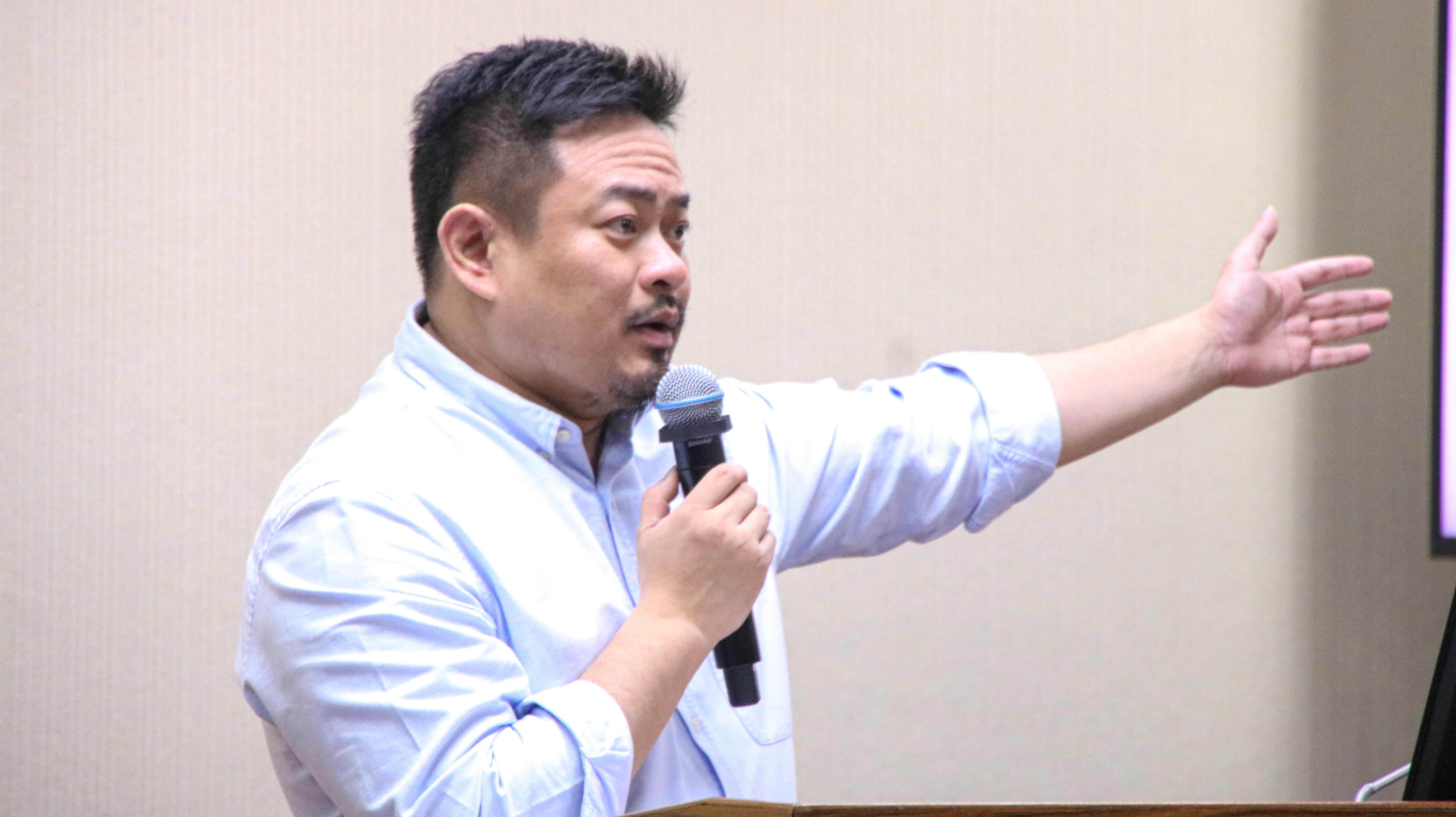 洪申翰宣布他成功爭取軍人、軍校老師們，出國旅遊可以「自由行」，估計受惠高達18萬人。（洪申翰辦公室提供）