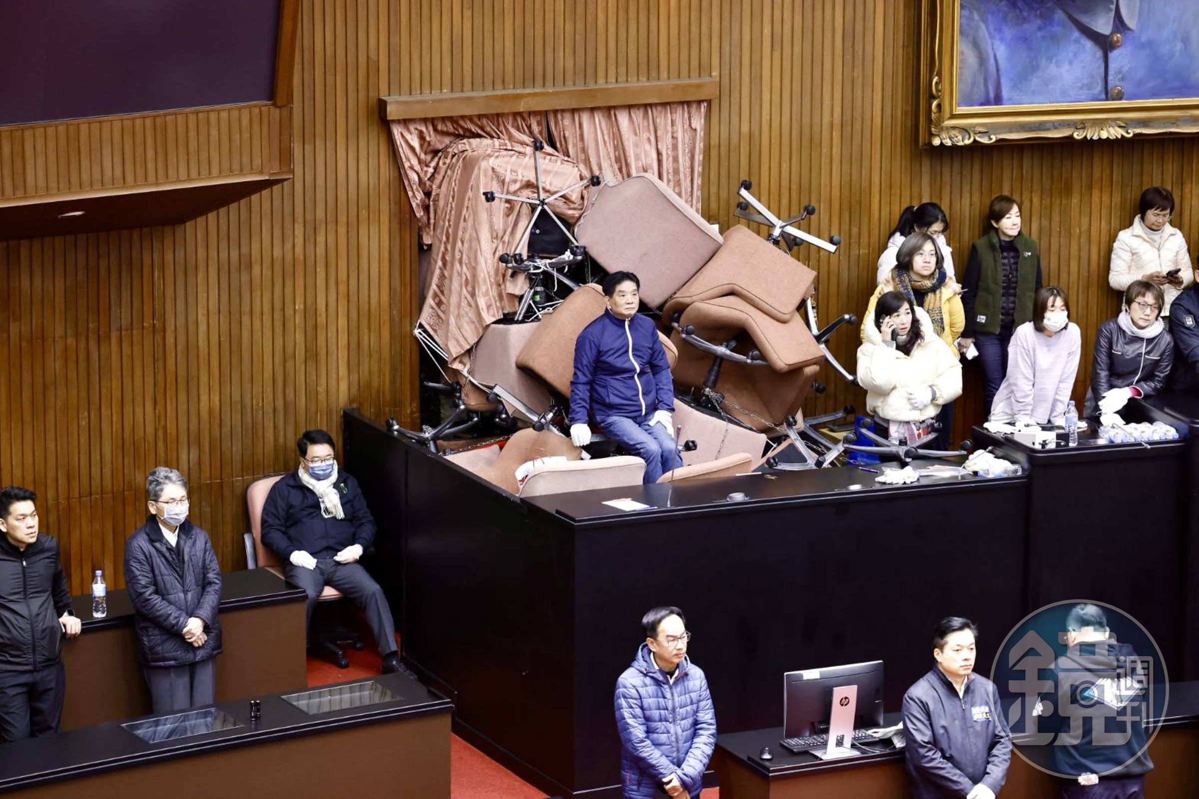 綠委為了防止藍營強行修法，深夜衝入議場封鎖大門。