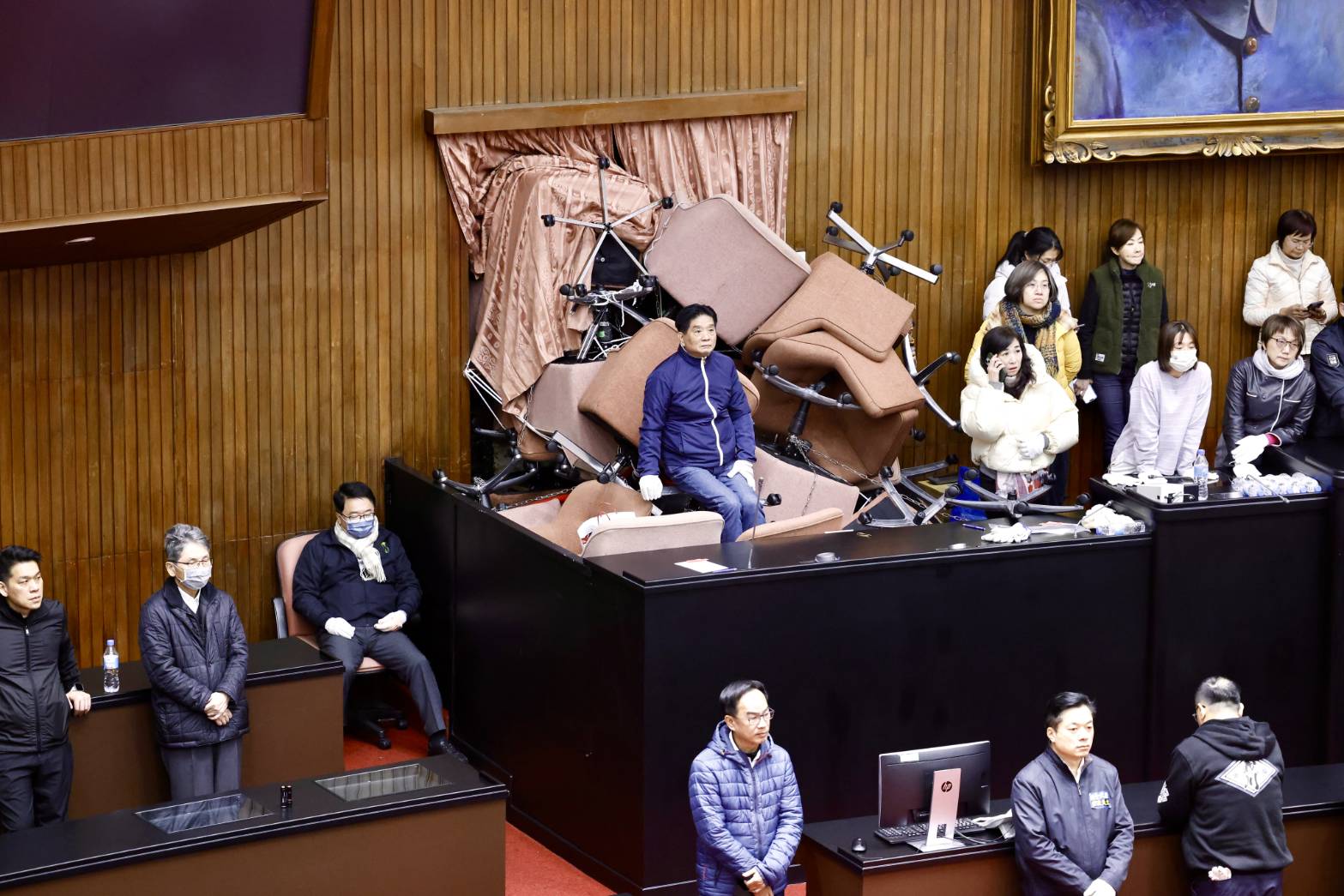 綠委為了防止藍營強行修法，深夜衝入議場封鎖大門。