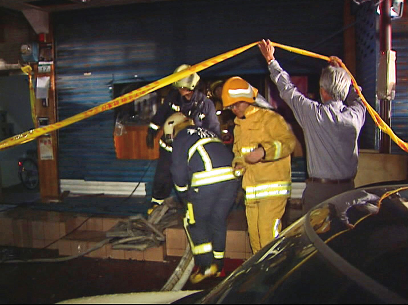 火調小組發現銀樓起火點有3處，明顯是人為縱火。（東森新聞提供）