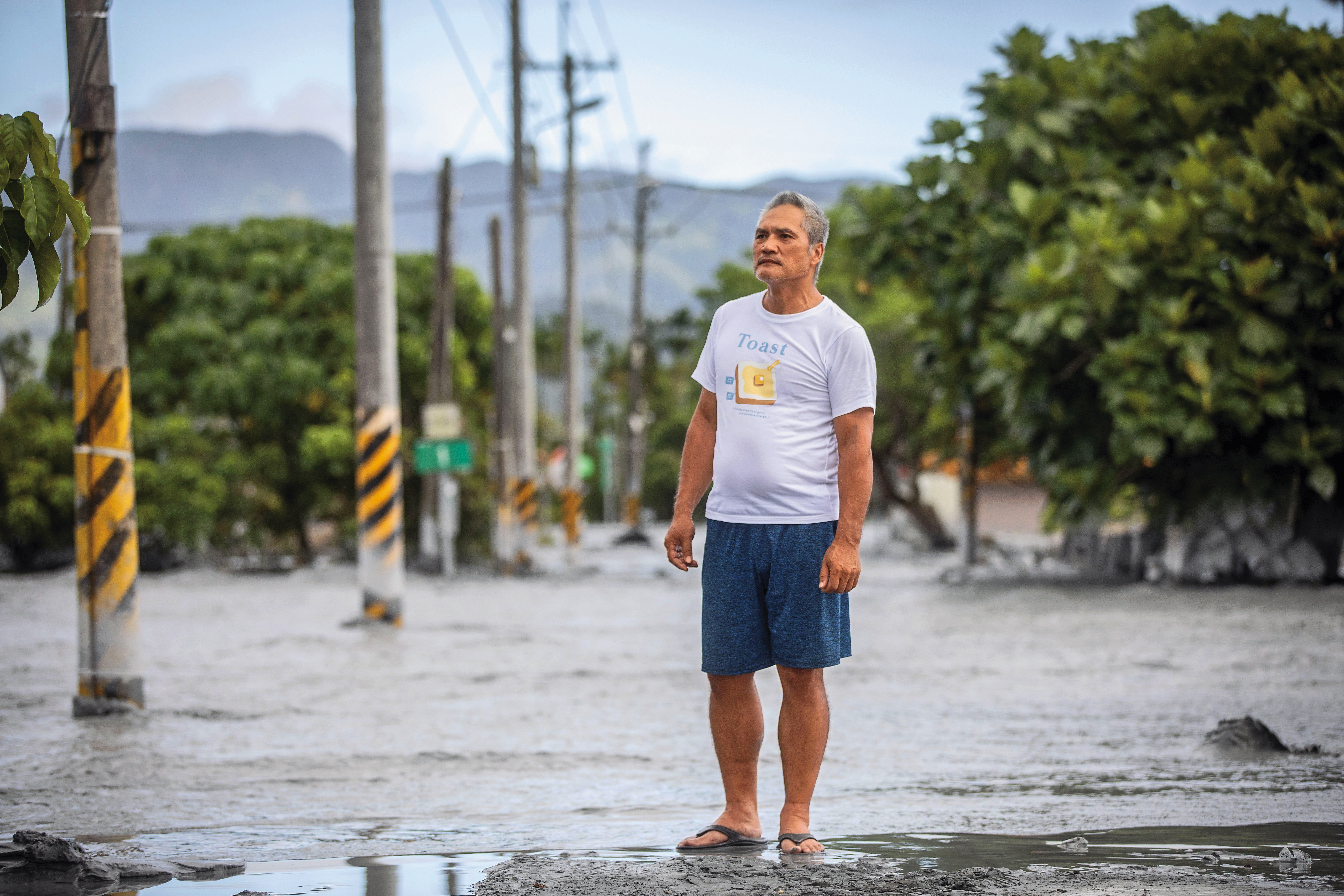 災後第4天，佛祖街的淹水還沒退，蘇建昌還在等待回家的那一天。