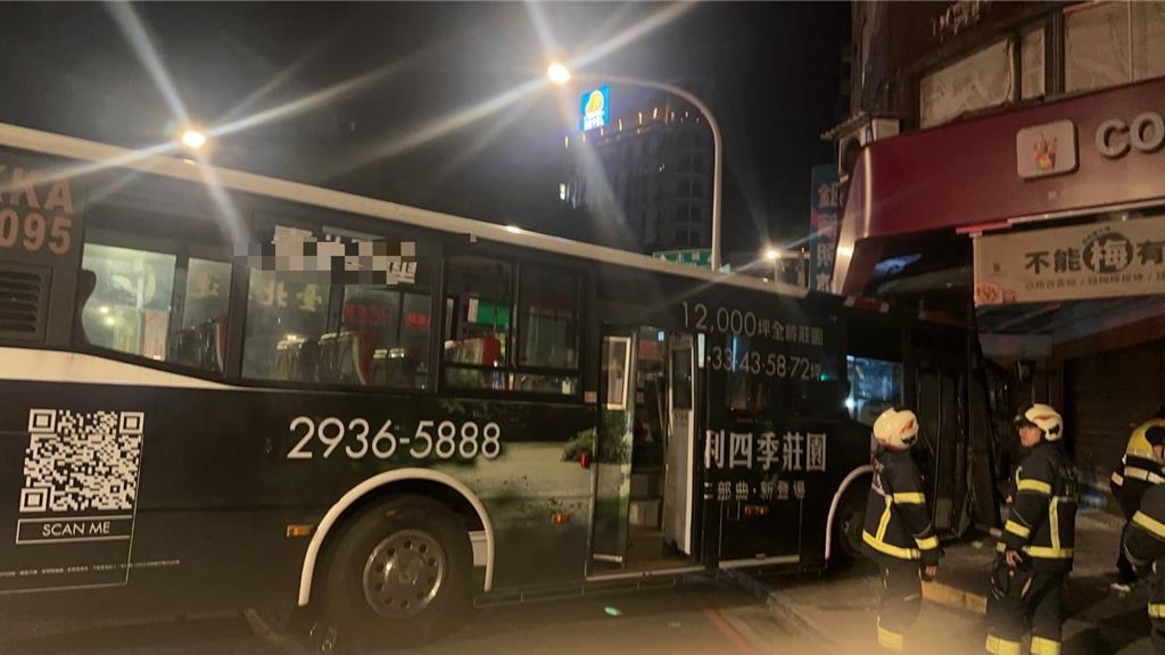 張姓司機酒測值為零,自撞是否與疲勞駕駛有關,警方調查釐清。(翻攝畫面)
