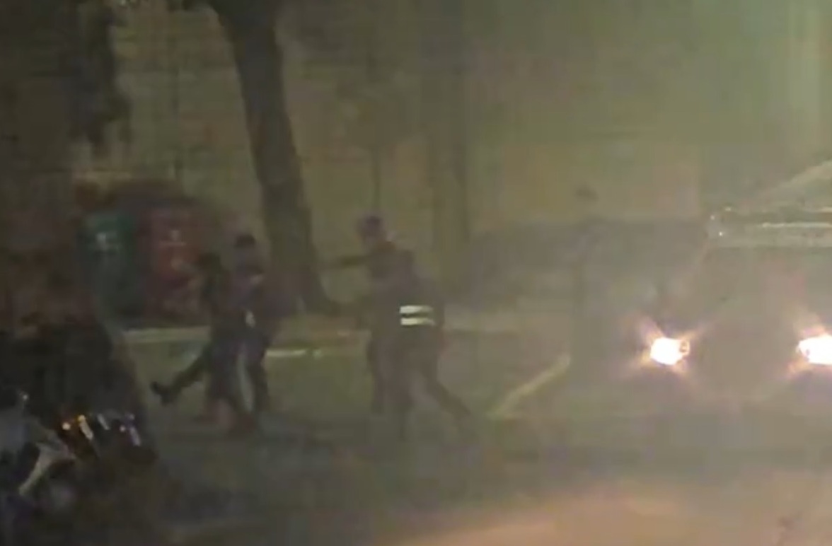 北市羅斯福路六段巷內,今日凌晨發生4男衝突砍人案,警方到場將兩派人馬壓制,1名傷者送醫,其他3人先帶回偵辦。(翻攝畫面)