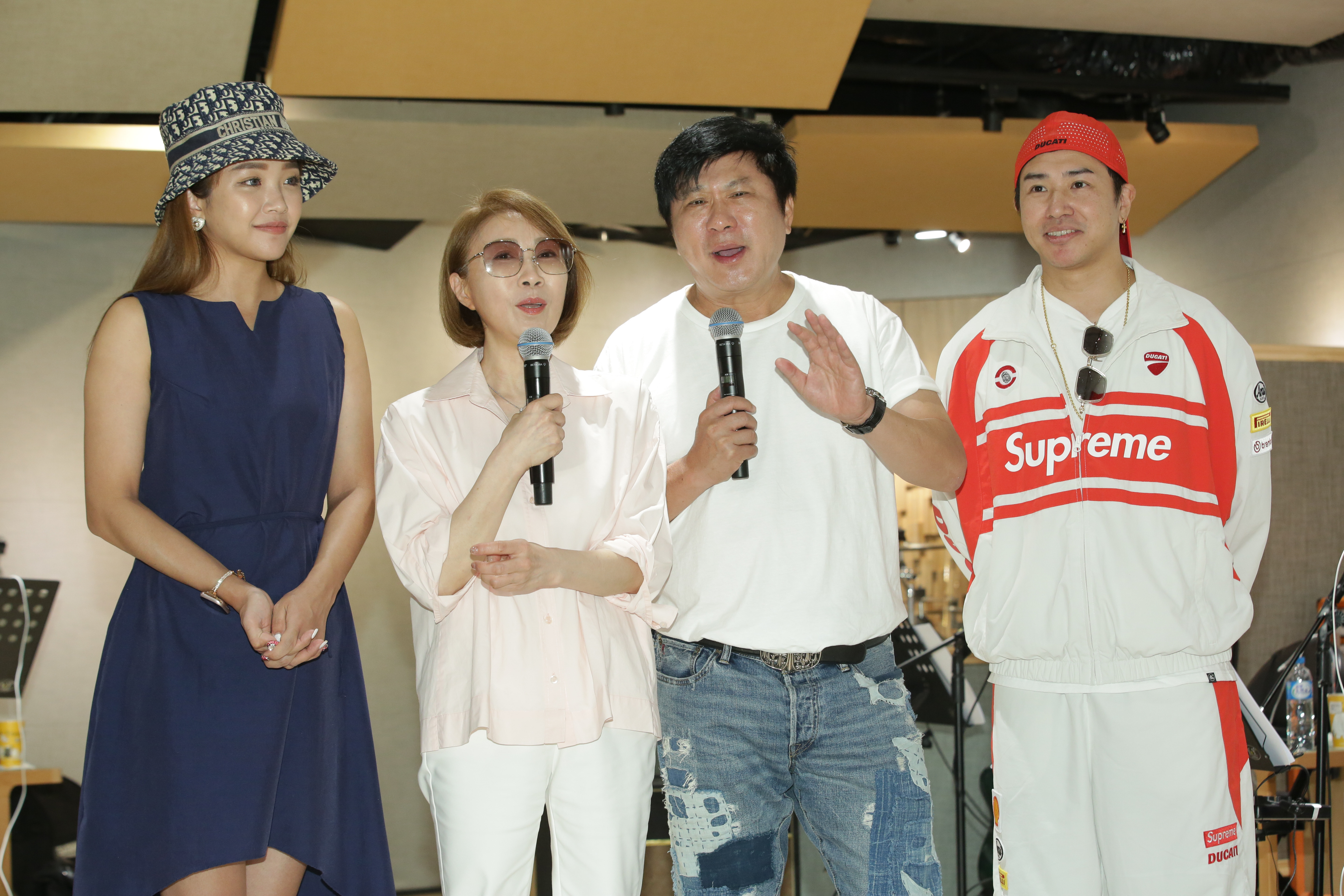 胡瓜（右2）表示，在藍寶石的演出，屆時會力拱眾星在高流大秀近來流行的「16蹲」。