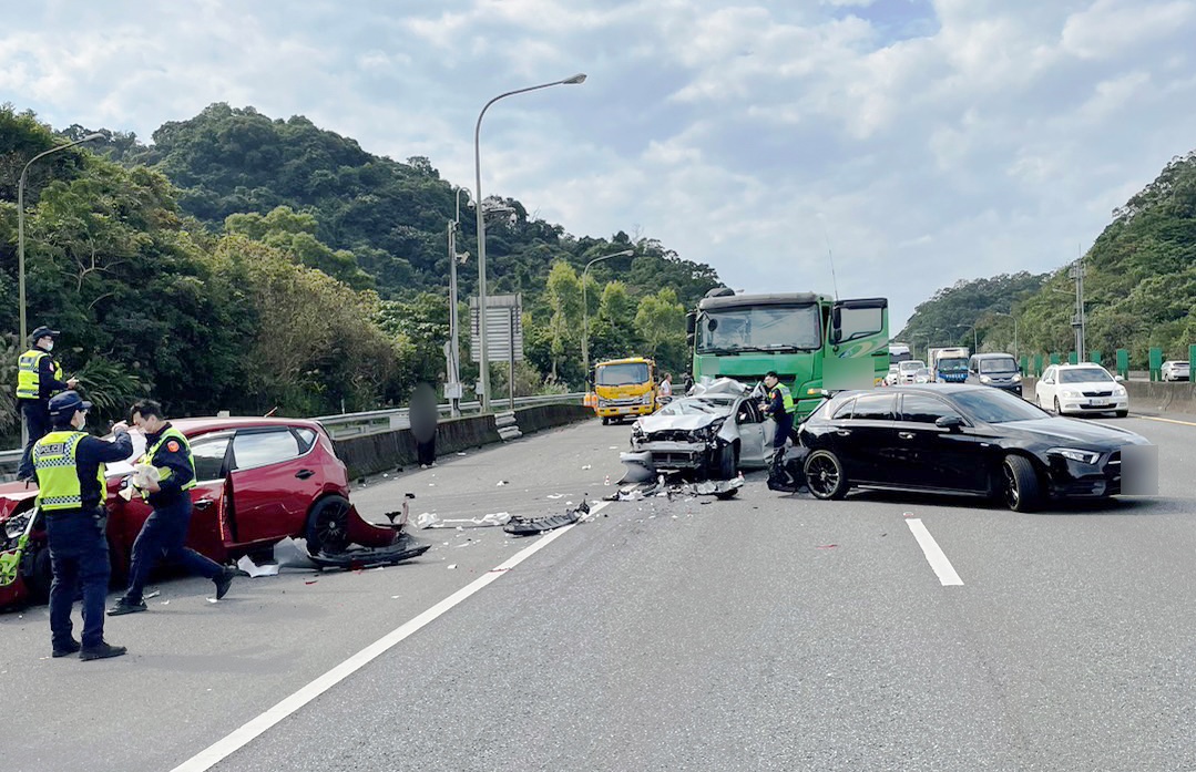 國道3號北上木柵段8日上午發生嚴重車禍，造成7傷1受困。（翻攝國道公路警察局臉書）