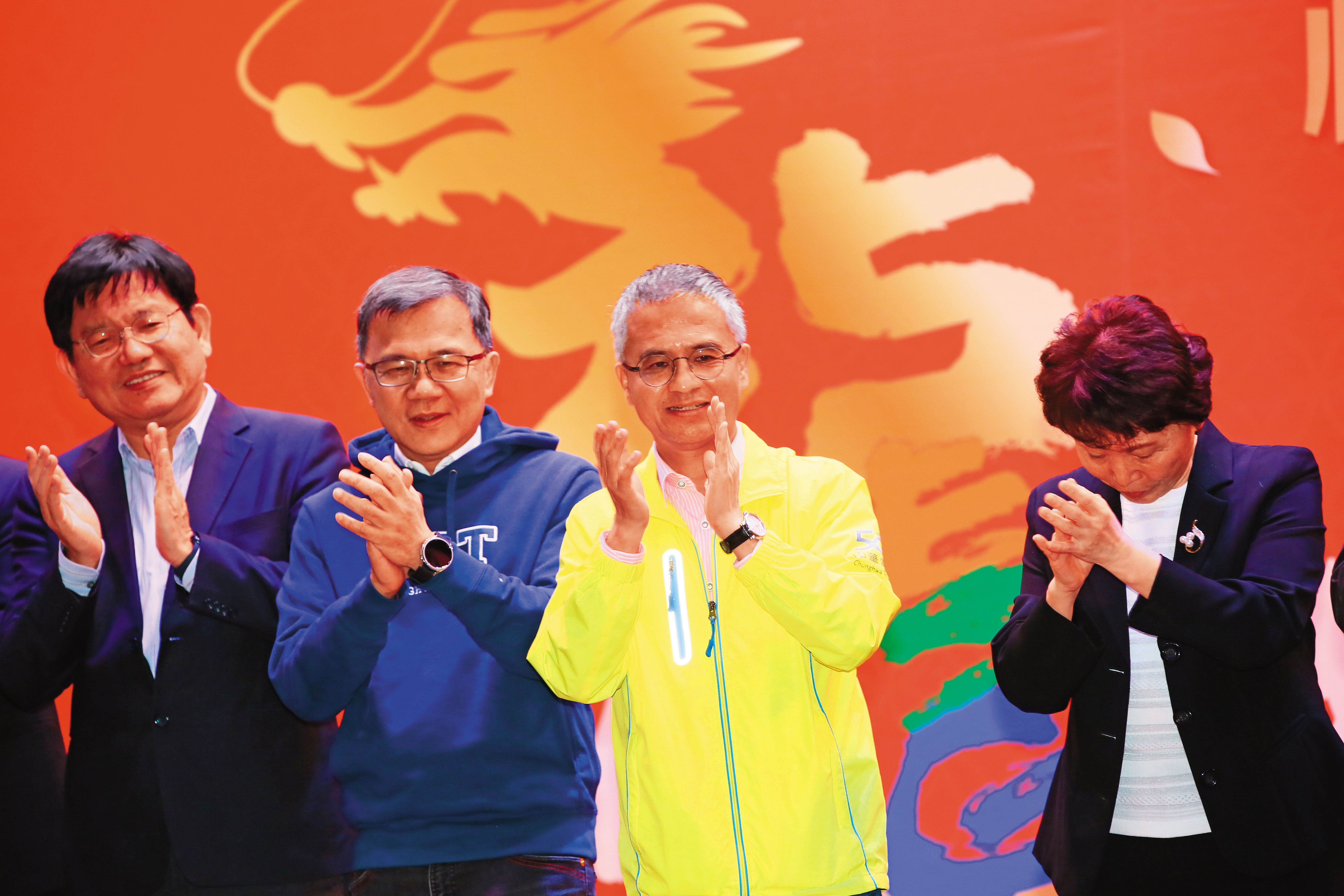 郭水義（右）在尾牙高喊市值要遠遠超過兆元，中華電信員工士氣高漲。