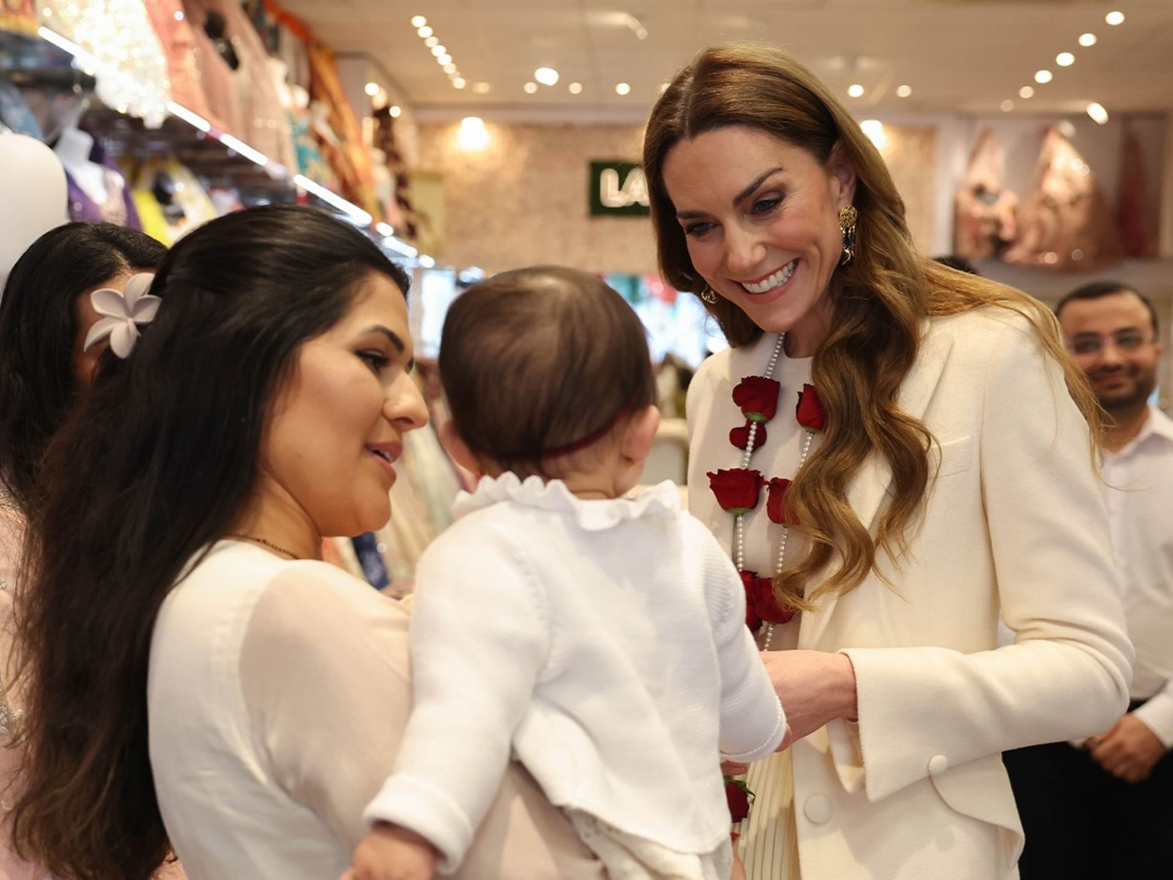 凱特與印度小寶寶互動,展現親民。(翻攝princeandprincessofwales IG)