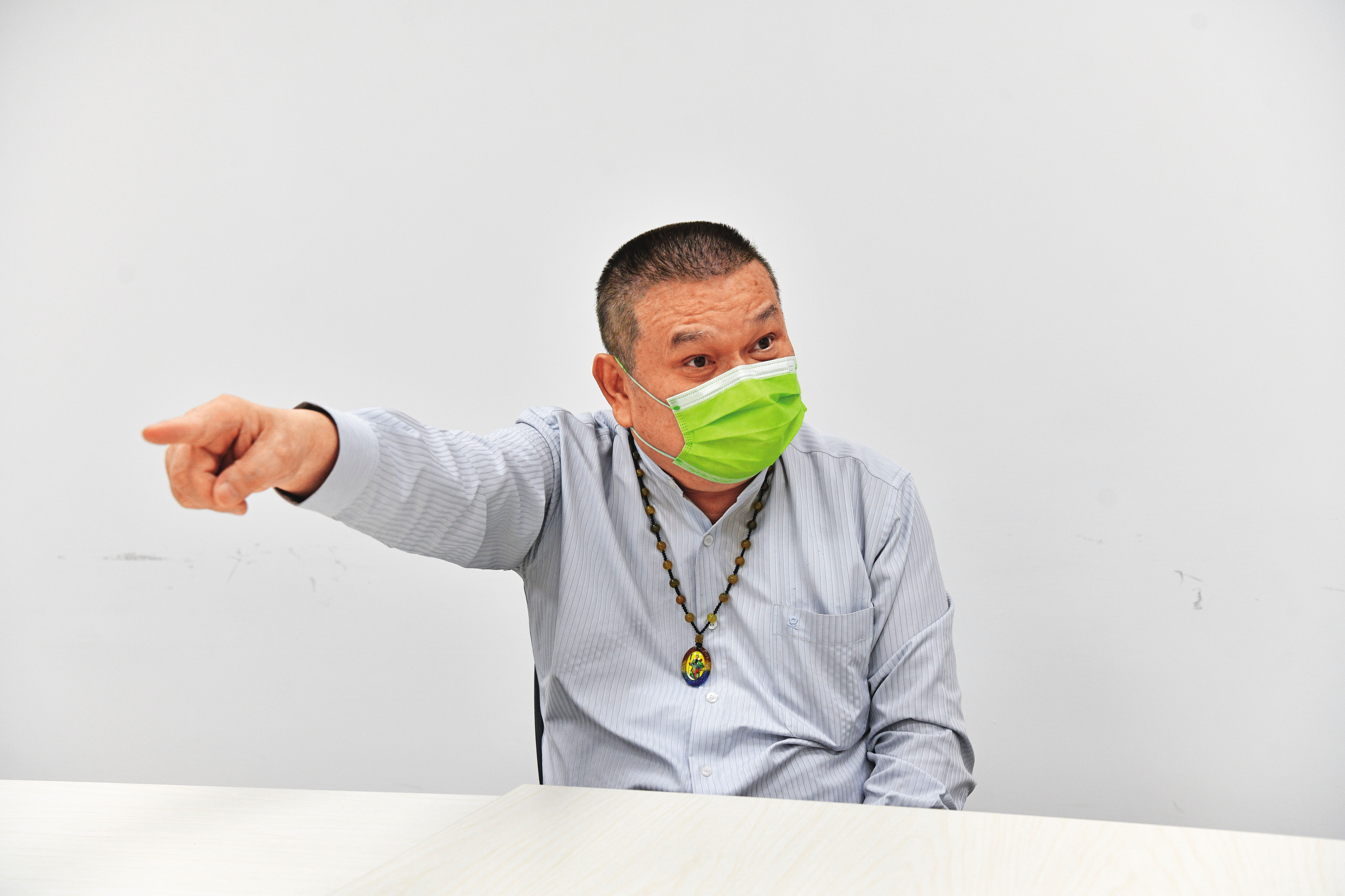 王姓影視大亨受訪秀出相關資料，指控澎恰恰違約還恐嚇他。