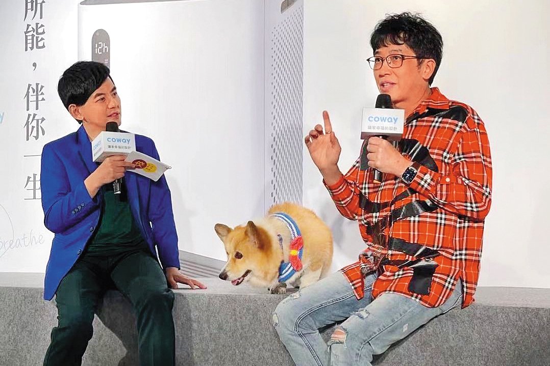 作為寵物權威，戴更基（右）常受邀各種演講跟產品合作。左為黃子佼。（翻攝自戴更基臉書）