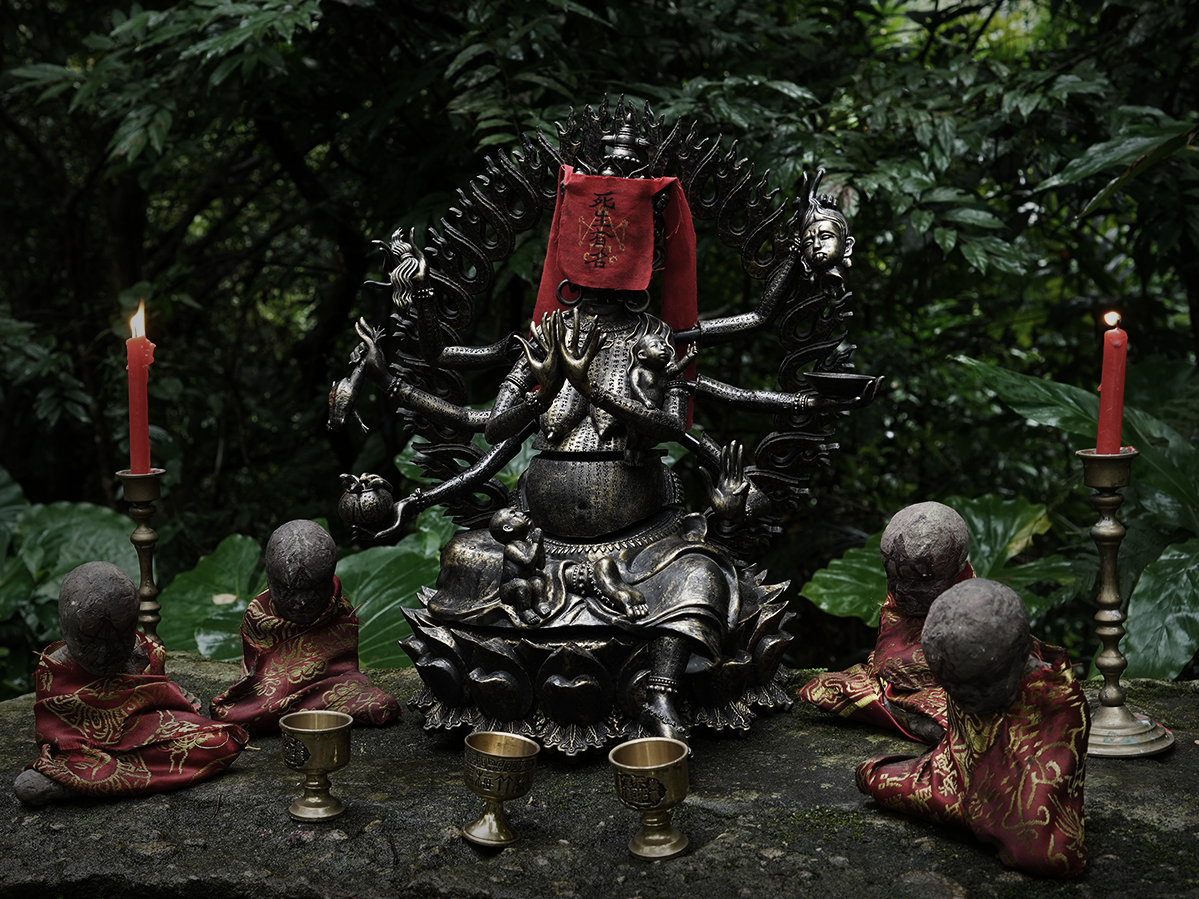 艾肯近年投入潮玩開發，嘗試與台灣IP合作。圖為電影《咒》授權的大黑佛母典藏公仔。（艾肯娛樂提供）