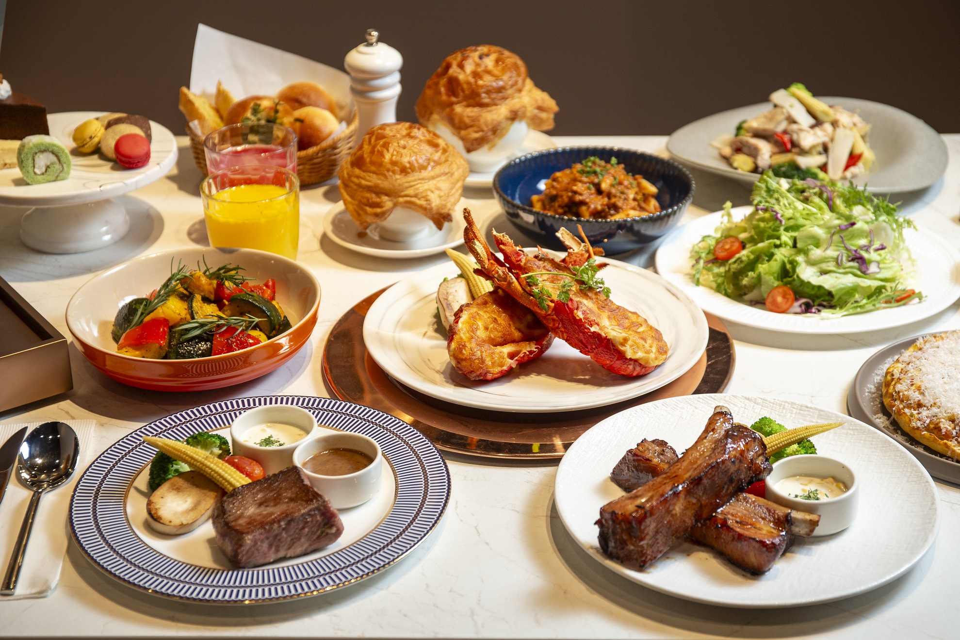 主餐分為3大系列，從698元至898元即可享用多款精緻海陸料理，讓民眾能品嘗海陸雙重享受。