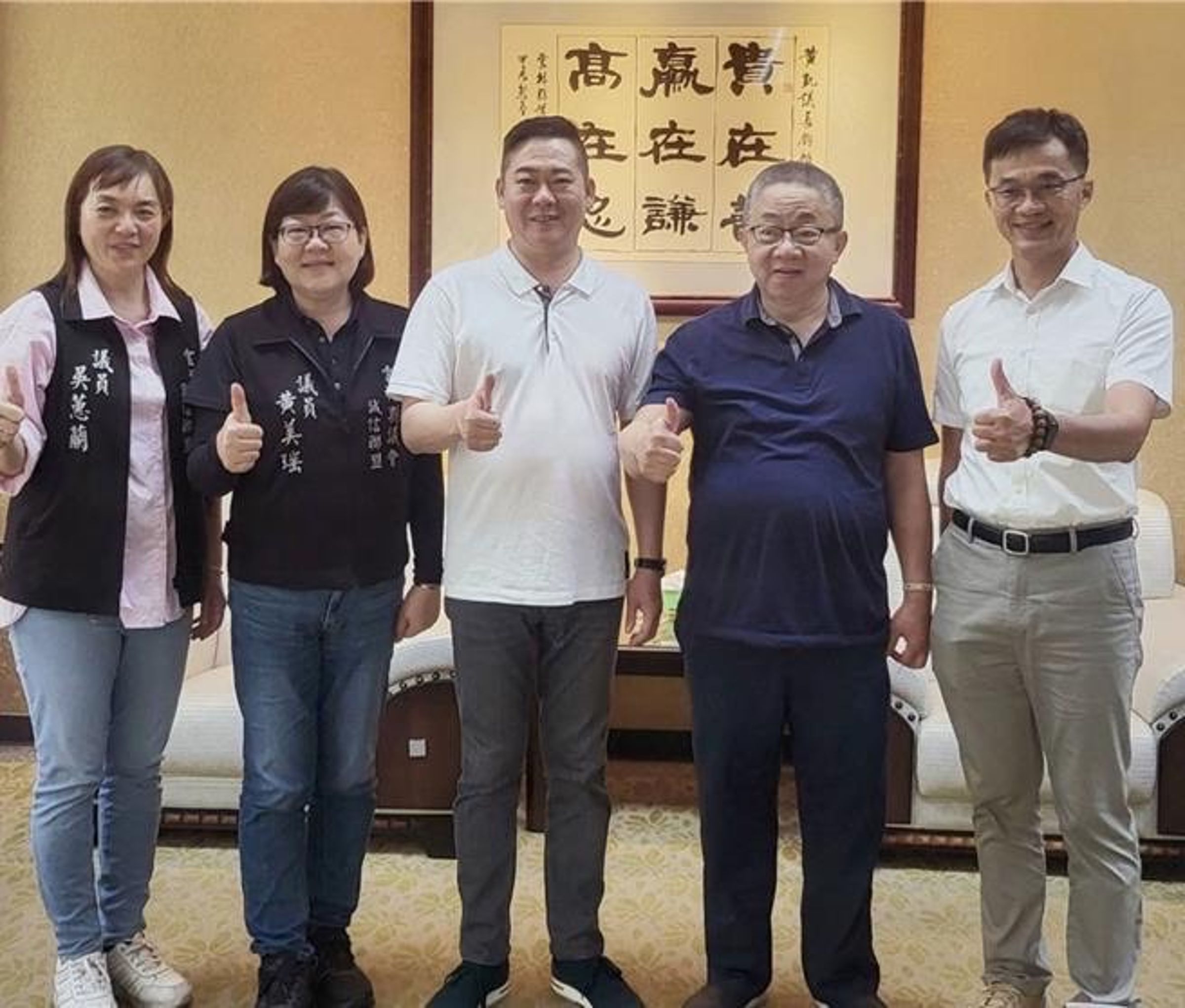 雲林縣議員黃美瑤(左2)建議讓非本國學歷牙醫師與政府簽服務約到偏鄉服務,可最短時間內提升偏鄉牙醫師人力。(黃美瑤提供)