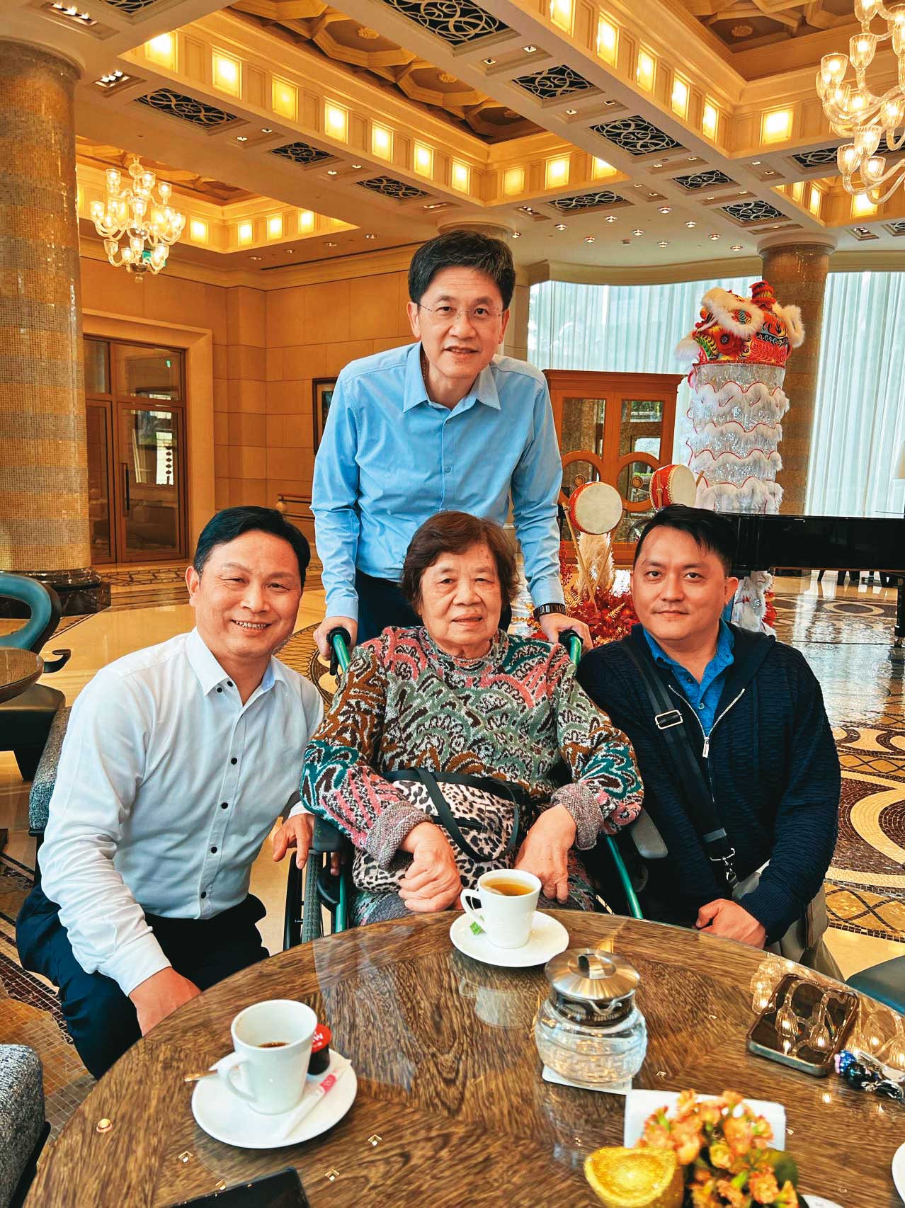 廖黃香（前中）與次子廖文鐸（後）支持其餘股東爭取權益。（見龍提供）