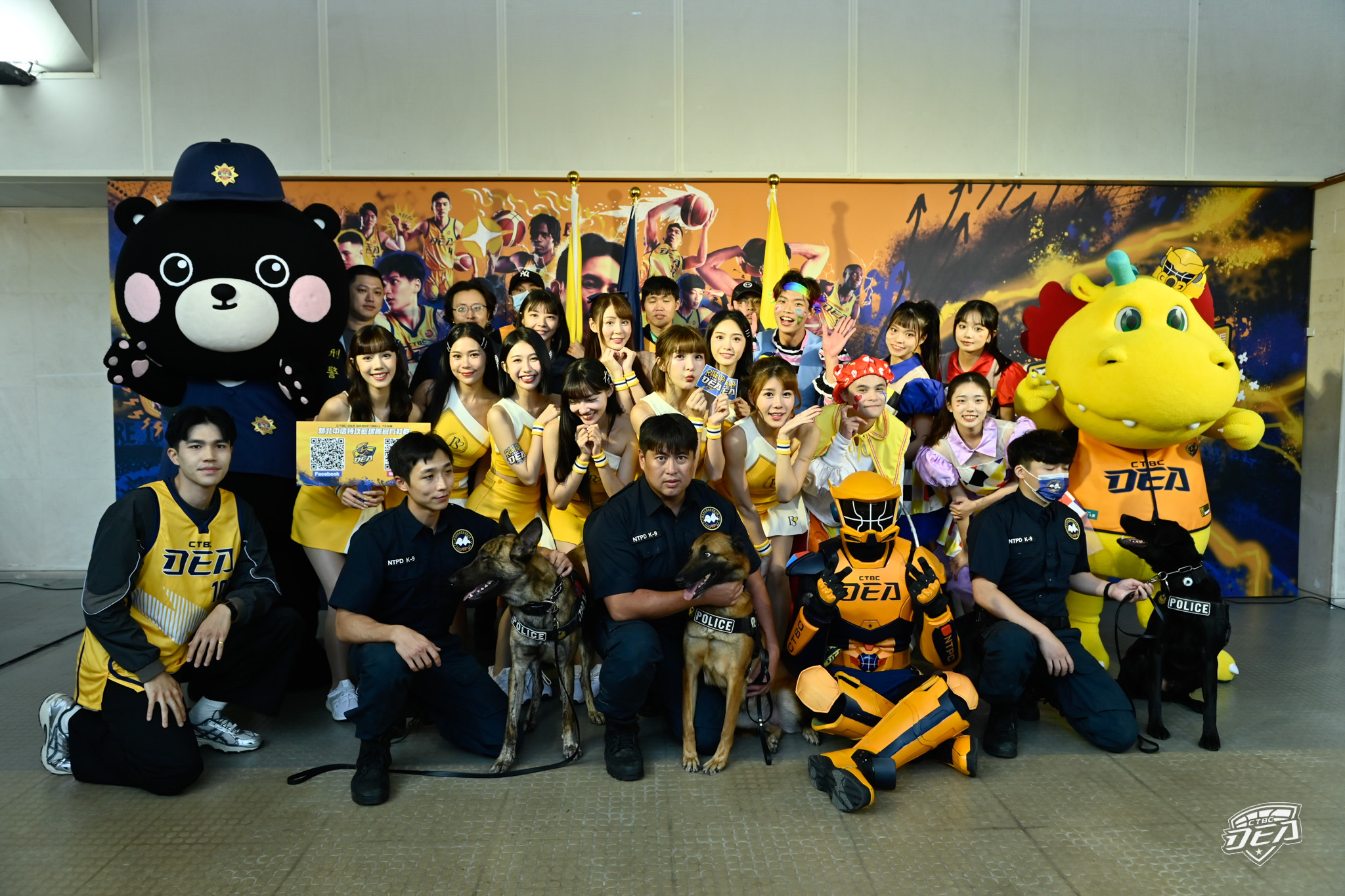 內政部警政署、刑事警察局及新北市政府警察局等單位宣導防詐理念，啦啦隊女神短今也到場支持。（中信特攻提供）