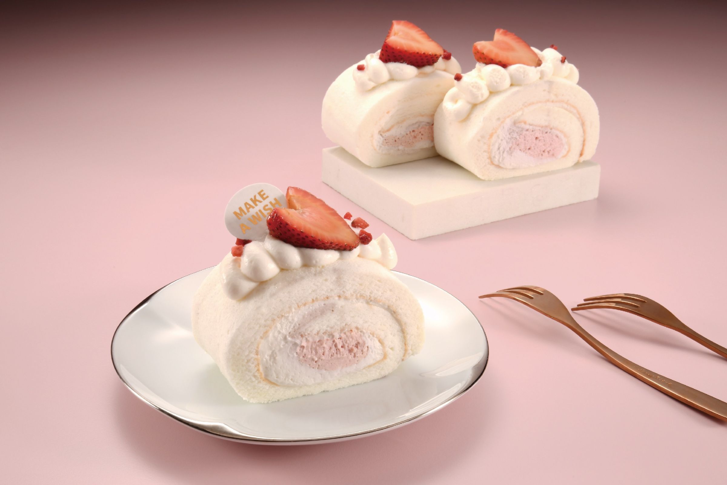 「鮮莓雪天使生乳捲切片」捨棄蛋黃和奶油僅以蛋白打發，帶來更加輕盈、綿細與紮實的口感（120元／片，亞尼克提供）